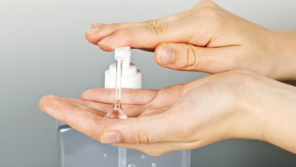 El gel desinfectante es una alternativa al jabón y el agua para evitar la propagación de coronavirus. GETTY IMAGES