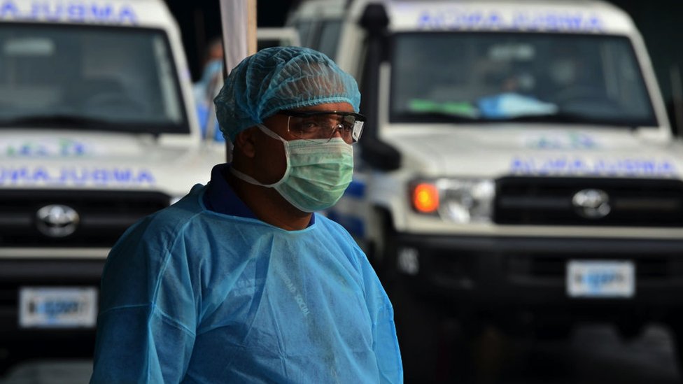 Investigadores hondureños pusieron en marcha una estrategia para evitar que los pacientes de covid-19 lleguen a cuidados intensivos ante las carencias del sistema de salud del país y el riesgo de que colapse. (Foto Prensa Libre: AFP)