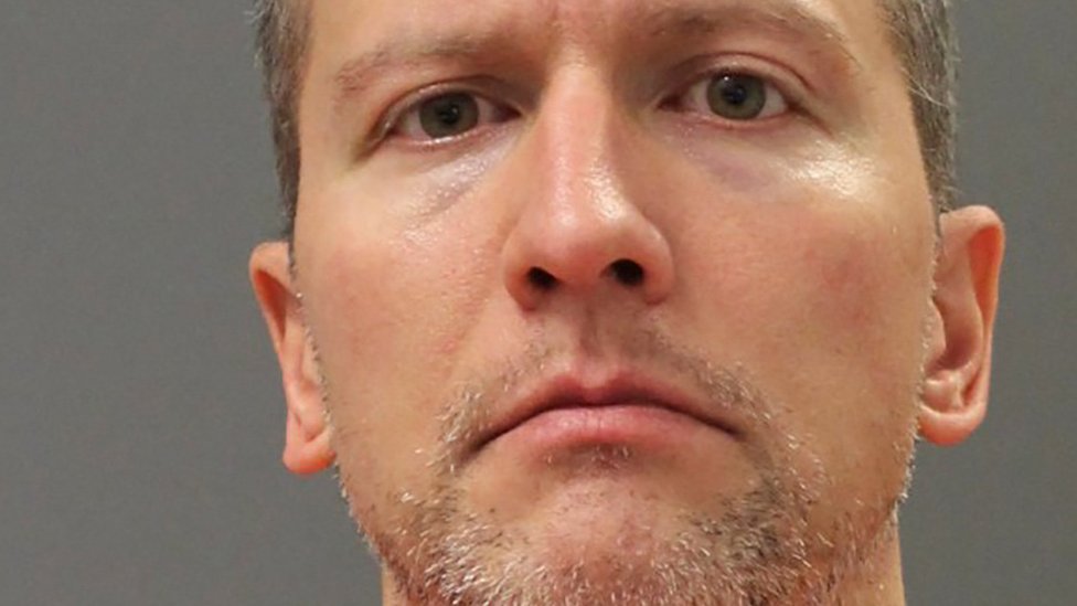 Derek Chauvin enfrentará cargos de asesinato en segundo grado. (Foto Prensa Libre: Reuters)