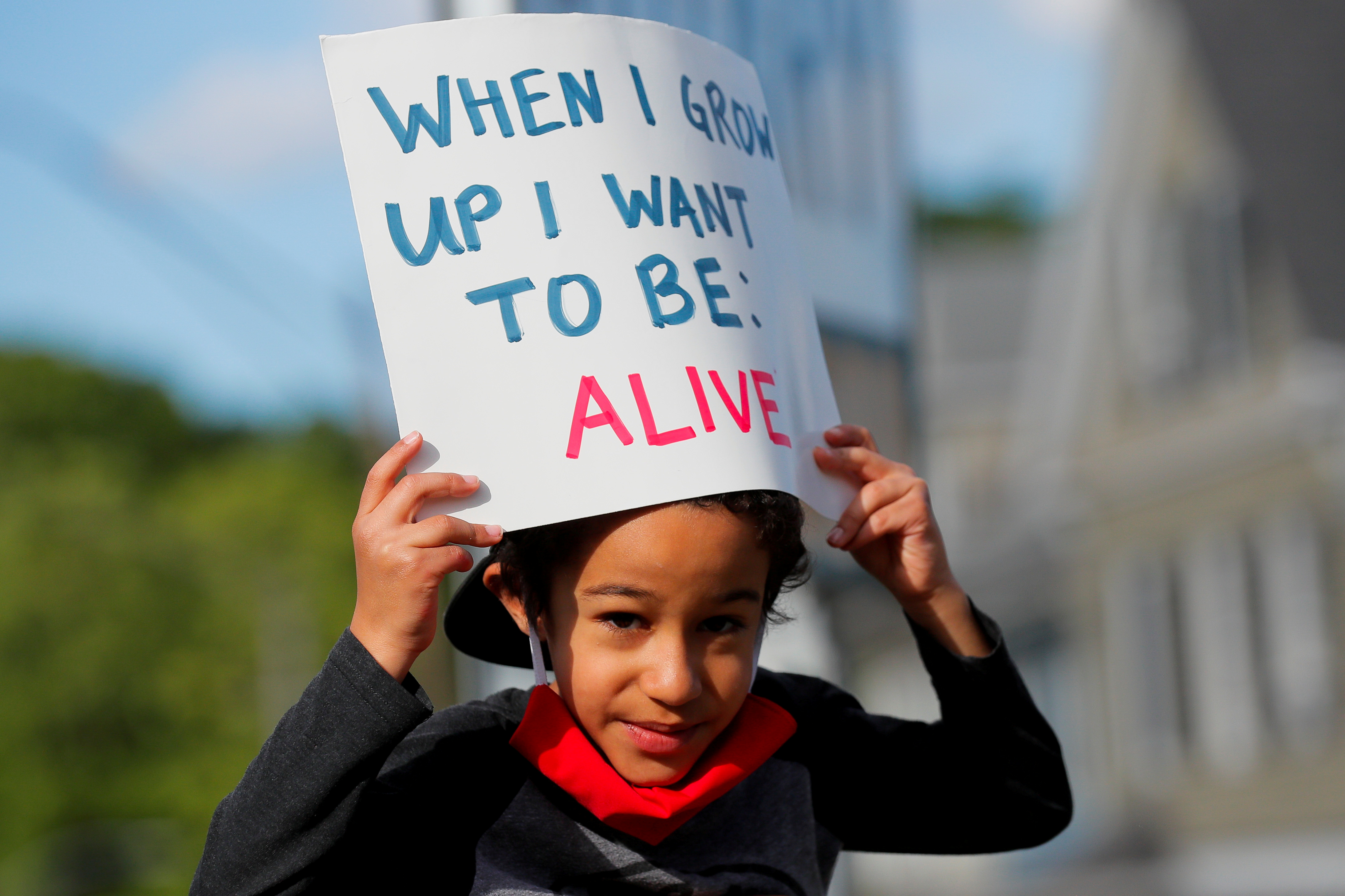 Un pequeño manifestante en Boston, Estados Unidos, con un cartel que dice: "Cuando sea grande, quiero: estar vivo". (Foto Prensa Libre: Reuters)