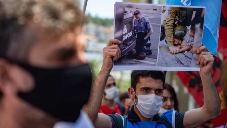 Manifestantes en Turquía protestaron frente al consulado de EE.UU. por la muerte de Floyd.