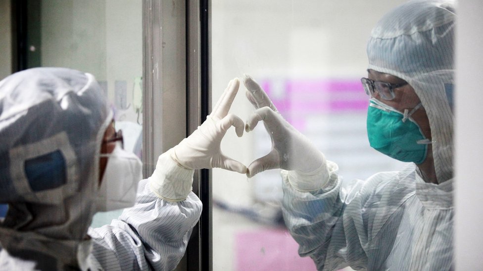 Los médicos en Wuhan, origen de la pandemia, alertaron de pacientes infectados con un nuevo virus desde diciembre.
