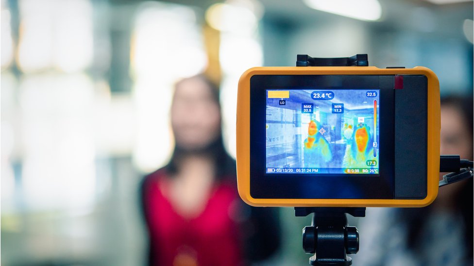 Las cámaras solo detectan la temperatura de la piel, que no es lo mismo que la temperatura corporal. Getty Images