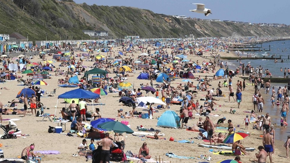 Estar al aire libre disminuye el riesgo de contagio, pero si se trata de un lugar abarrotado de gente, donde no es posible mantener la distancia social, el riesgo existe. Getty Images