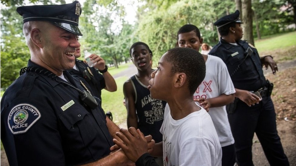 En Camden la nueva orden para los policías desde hace varios años es salir y conocer a los vecinos. (Foto Prensa Libre: Getty Images)