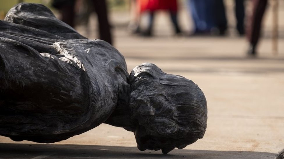 Una estatua de Cristóbal Colón en St. Paul, Minnesota, fue derribada por manifestantes. (Foto Prensa Libre: Getty Images)