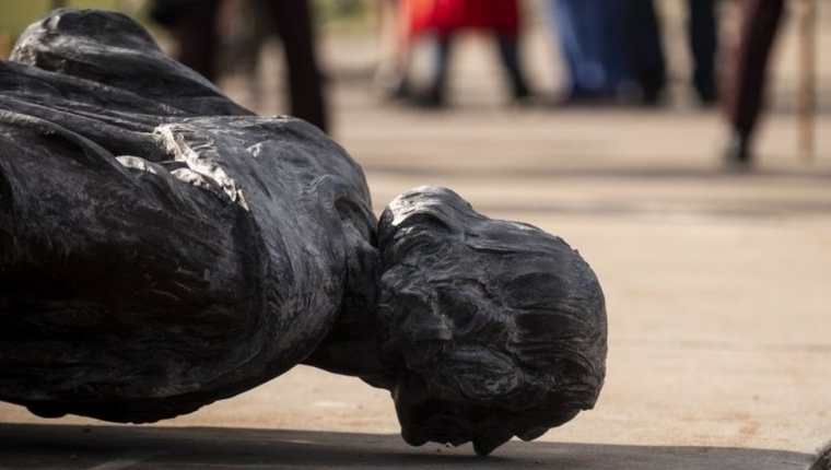 Una estatua de Cristóbal Colón en St. Paul, Minnesota, fue derribada por manifestantes.