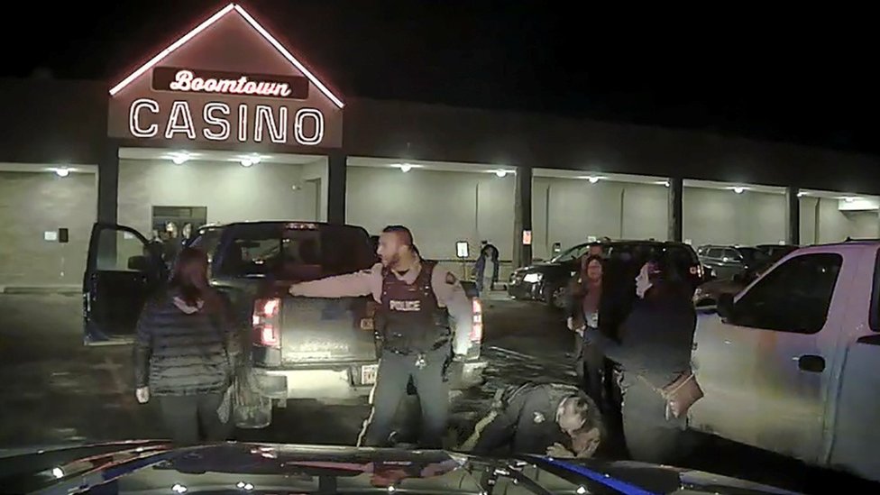 Un policía derribó a Allan Adam al suelo. (Foto Prensa Libre: Reuters)