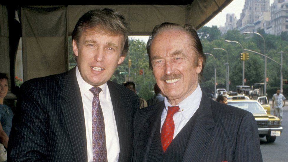 Donald Trump y su padre, Fred Trump, en 1988 en el Plaza Hotel de Nueva York. (Foto Prensa Libre: Getty Images)