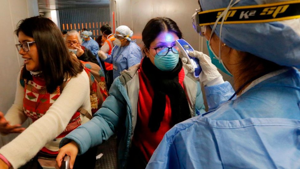 El control de temperatura en los aeropuertos fue una de las medidas que muchos gobiernos tomaron para controlar el ingreso de viajeros. (Foto Prensa Libre: Getty Images)