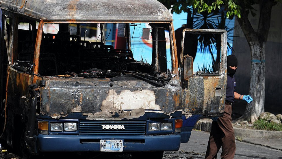 17 personas murieron entre las llamas del microbús quemado por miembros del Barrio 18 en Mejicanos el 20 de junio de 2010.