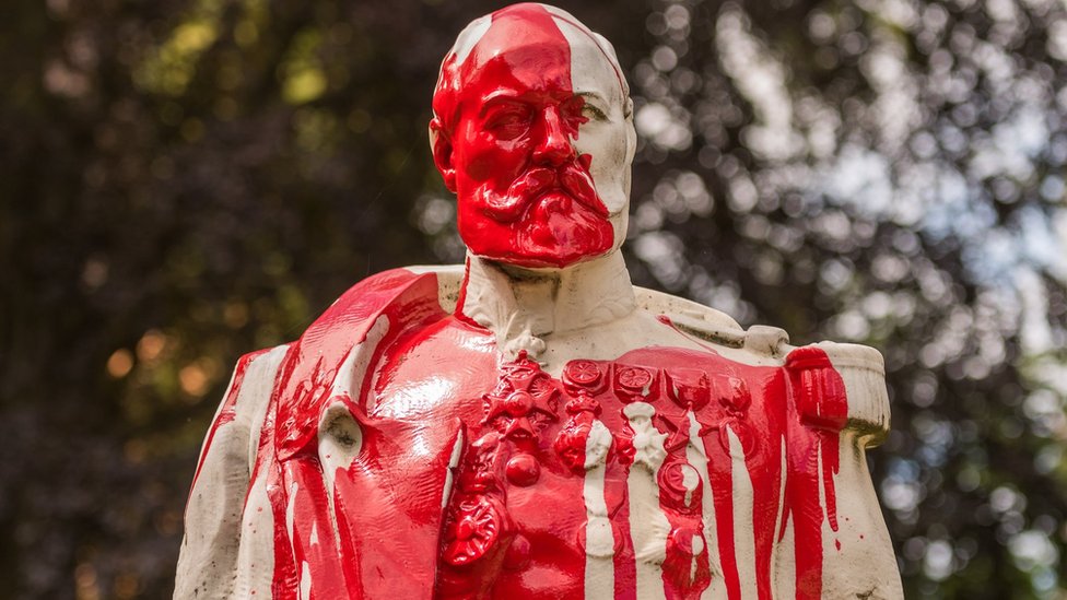 Estatuas como esta del rey belga Leopoldo II en Bruselas han sido atacadas en las protestas contra el racismo en todo el mundo. (Foto Prensa Libre: Getty Images)