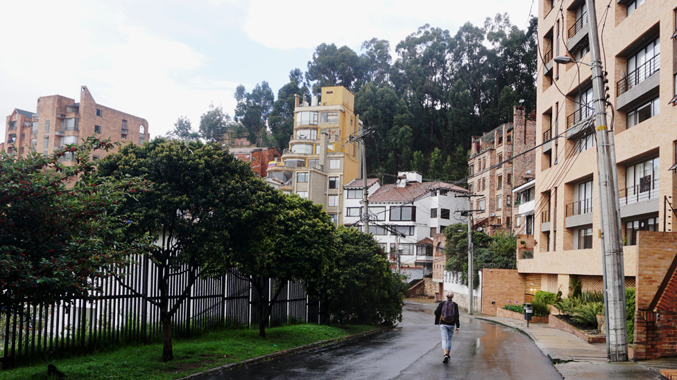 Por estas calles de barrios residenciales de clase alta Diego, así como muchos otros venezolanos, intenta encontrar una ayuda. (Foto Prensa Libre: BBC)