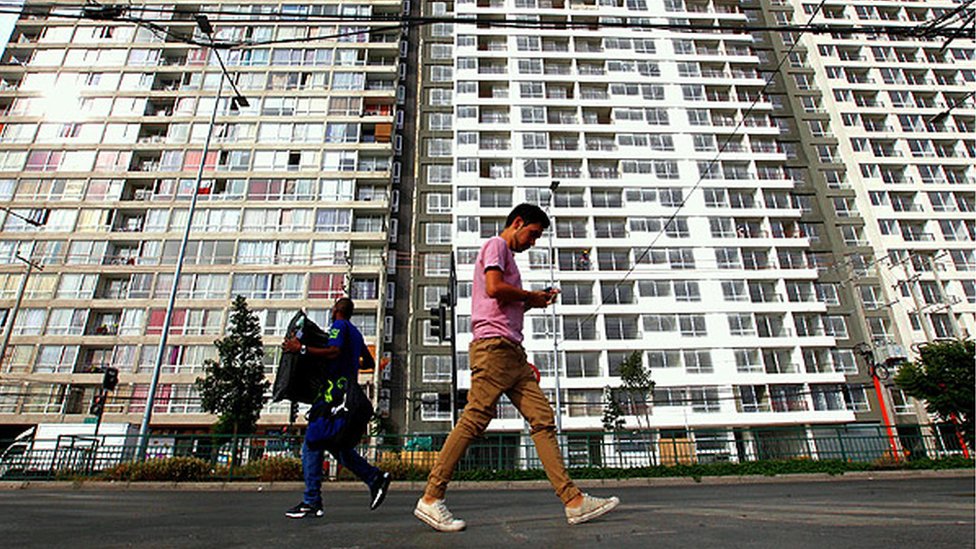 A pesar de la cuarentena, cientos de residentes salen de sus departamentos y recorren los edificios vendiendo más de 200 productos de toda clase. (Foto Prensa Libre: El Desconcierto)