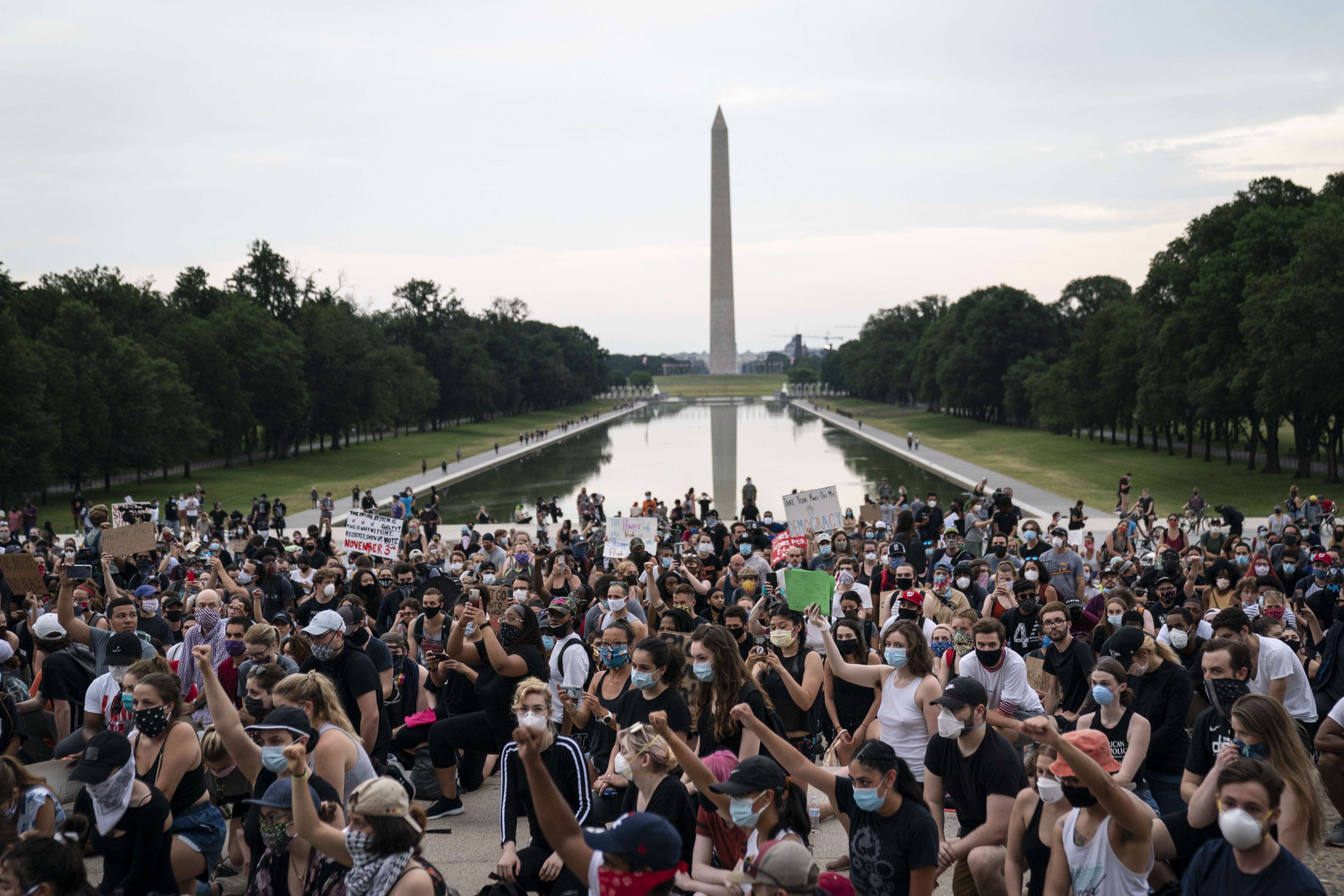 Los manifestantes se arrodillan en la base del Lincoln Memorial mientras protestan pacíficamente contra la brutalidad policial y la muerte de George Floyd, el 4 de junio de 2020 en Washington, DC. (Foto Prensa Libre: AFP)