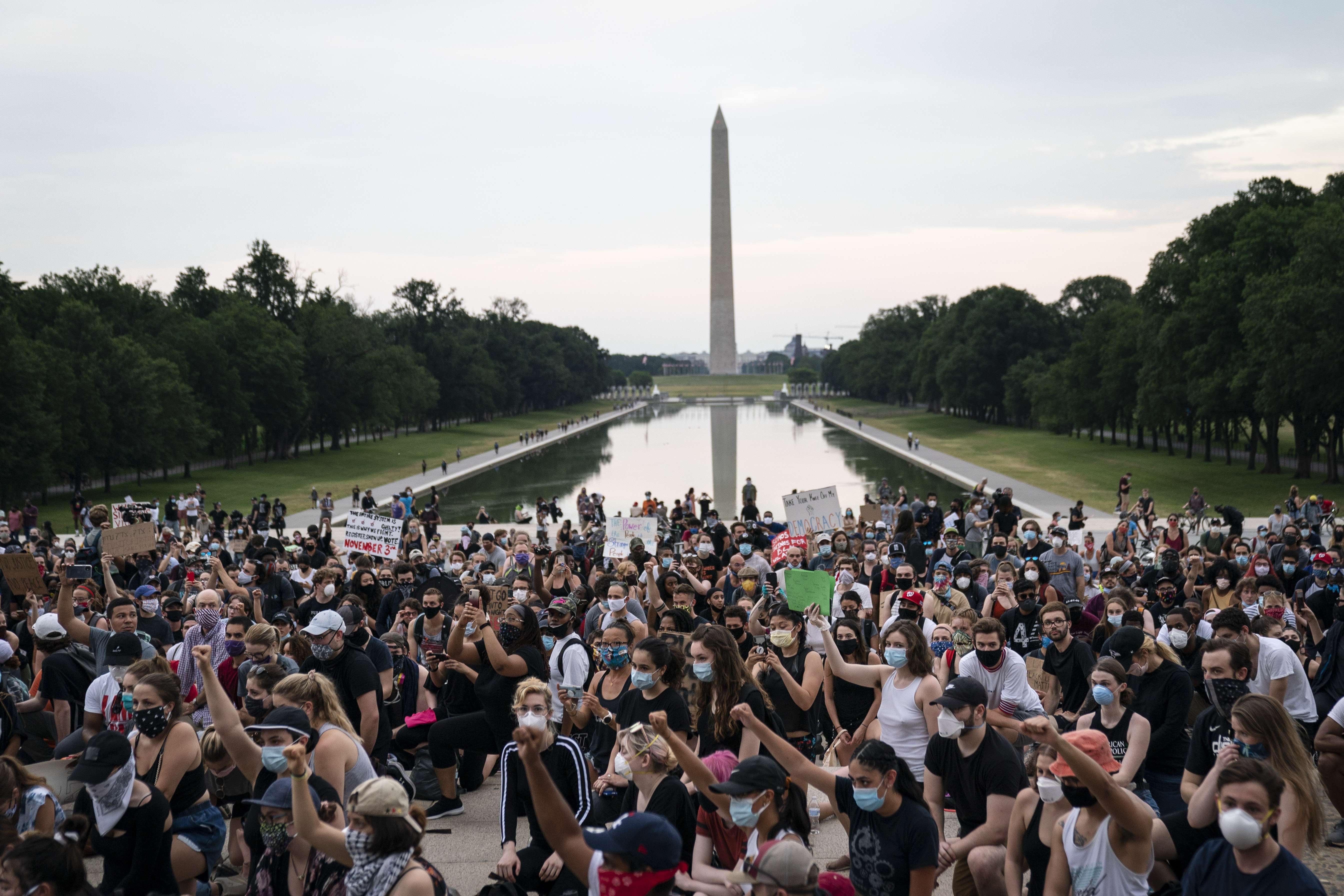 Los manifestantes se arrodillan en la base del Lincoln Memorial mientras protestan pacíficamente contra la brutalidad policial y la muerte de George Floyd, el 4 de junio de 2020 en Washington, DC. (Foto Prensa Libre: AFP).