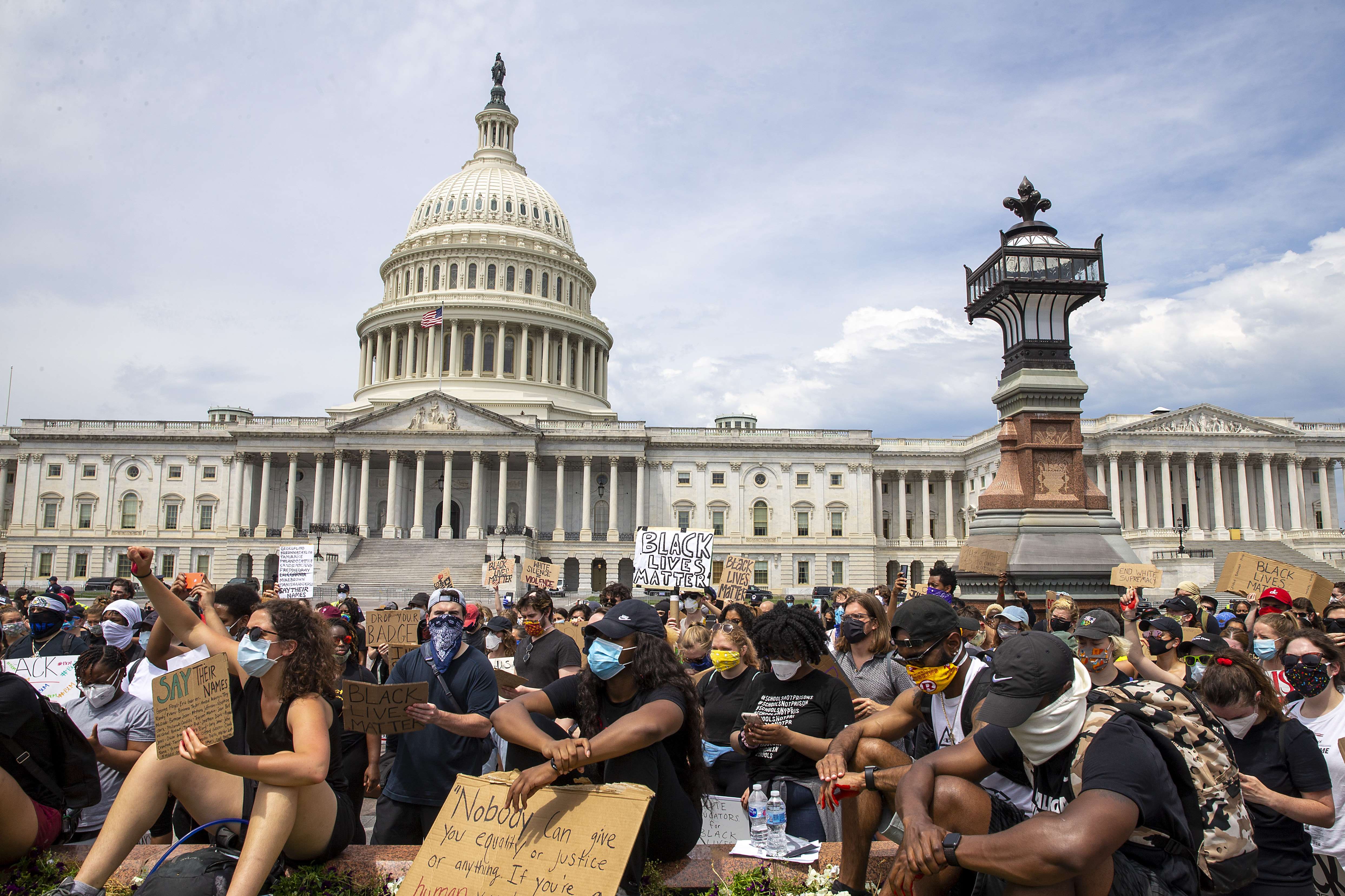 Manifestantes en el Capitol Hill en protesta contra la brutalidad policial y la muerte de George Floyd, el 3 de junio de 2020 en Washington, DC. (Foto Prensa Libre: AFP)