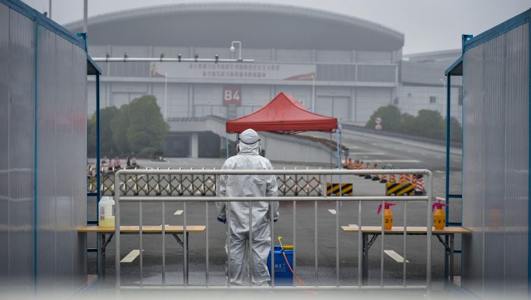 Ambiente desolador a las afueras del Hospital de Wuhan, Hubei, China. (Foto Prensa Libre: EFE)