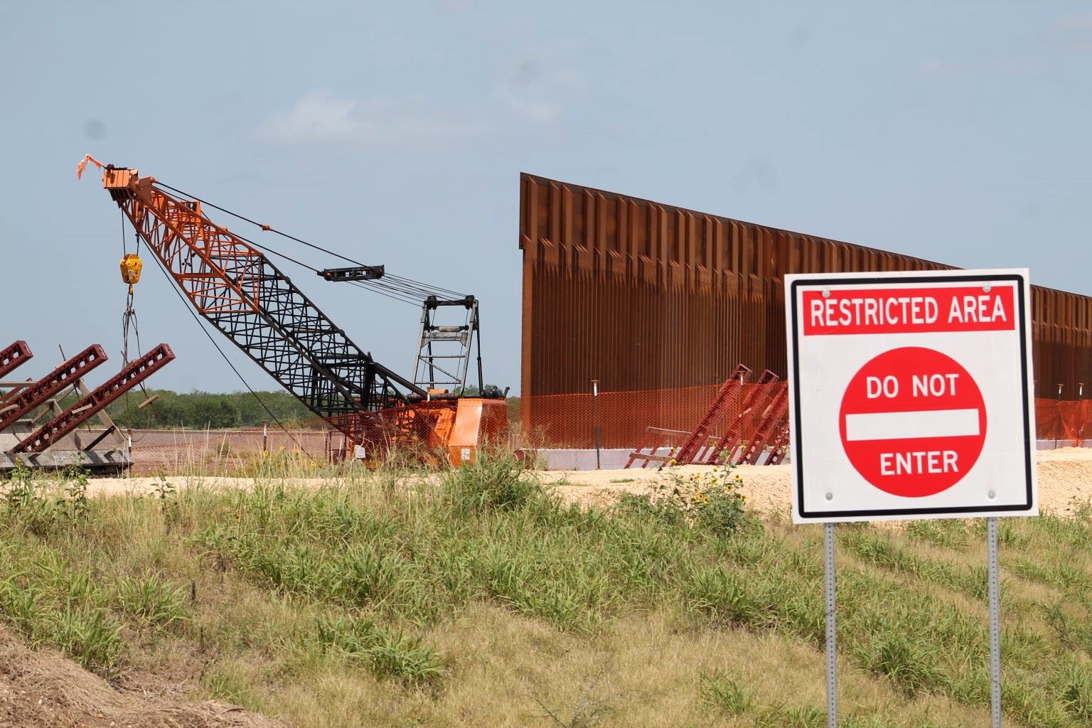 La construcción del muro fronterizo entre México y EE. UU. es una de las principales promesas de campaña de Donald Trump. (Foto Prensa Libre: EFE)