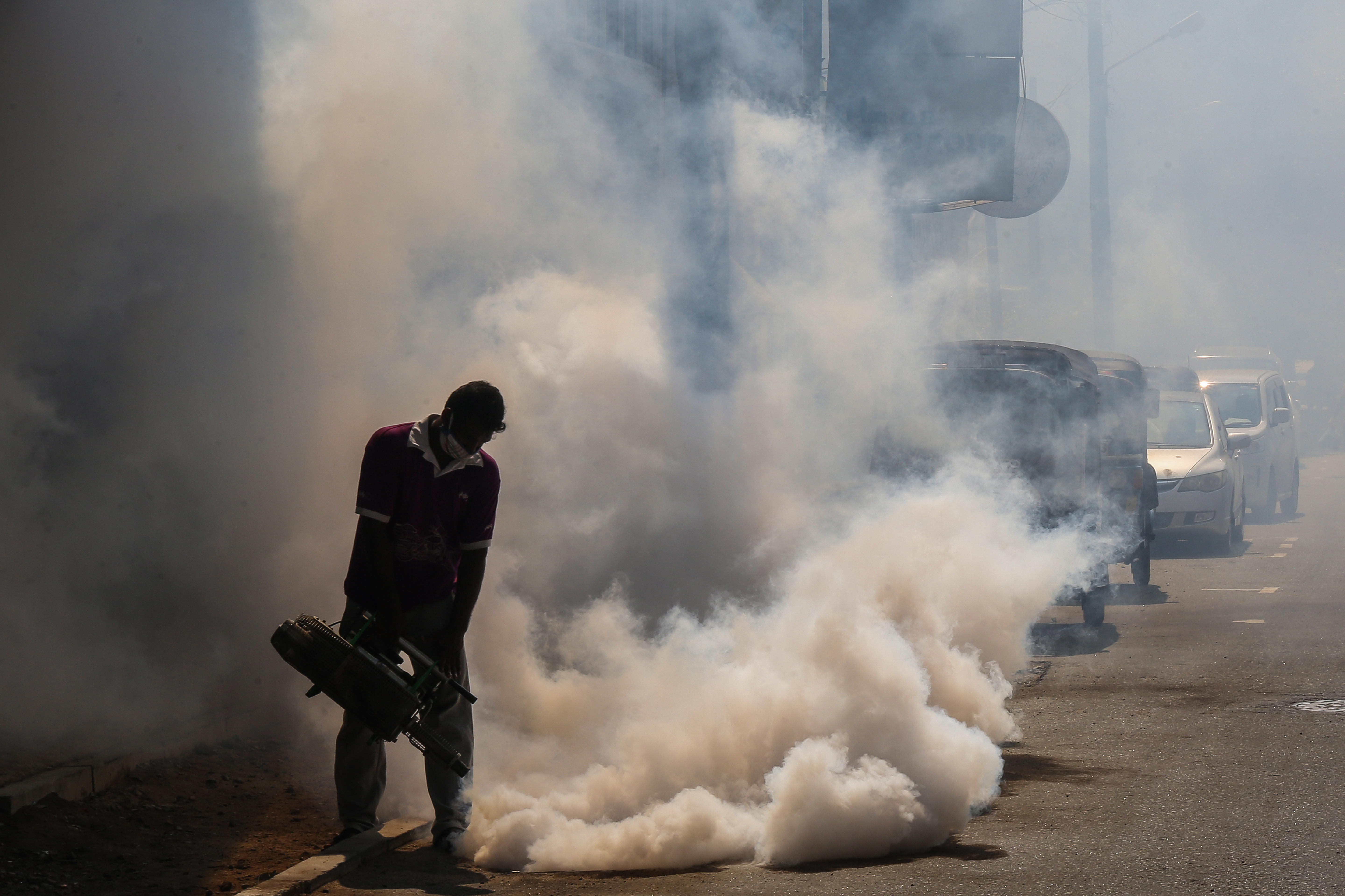 Latinoamérica continúa luchando contra la propagación del coronavirus, pero la llegada de la temporada de huracanes e incrementos en casos de dengue complicarían la emergencia. (Foto Prensa Libre: EFE)