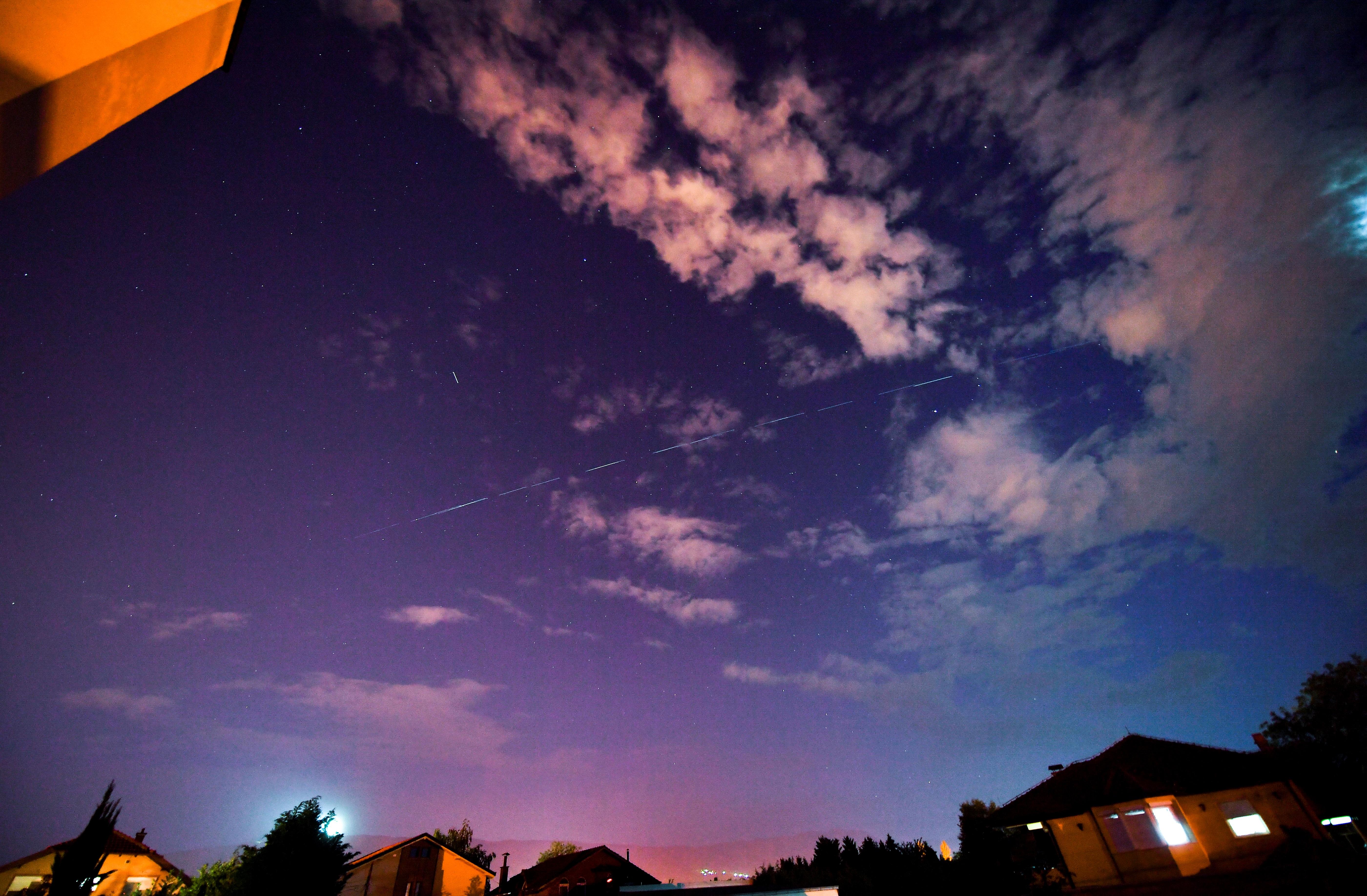 Fotografía de archivo fechada el 27 de abril de 2020 de los satélites SpaceX Starlink vistos en el cielo en Skopje en Macedonia del Norte. Foto Prensa Libre: EFE