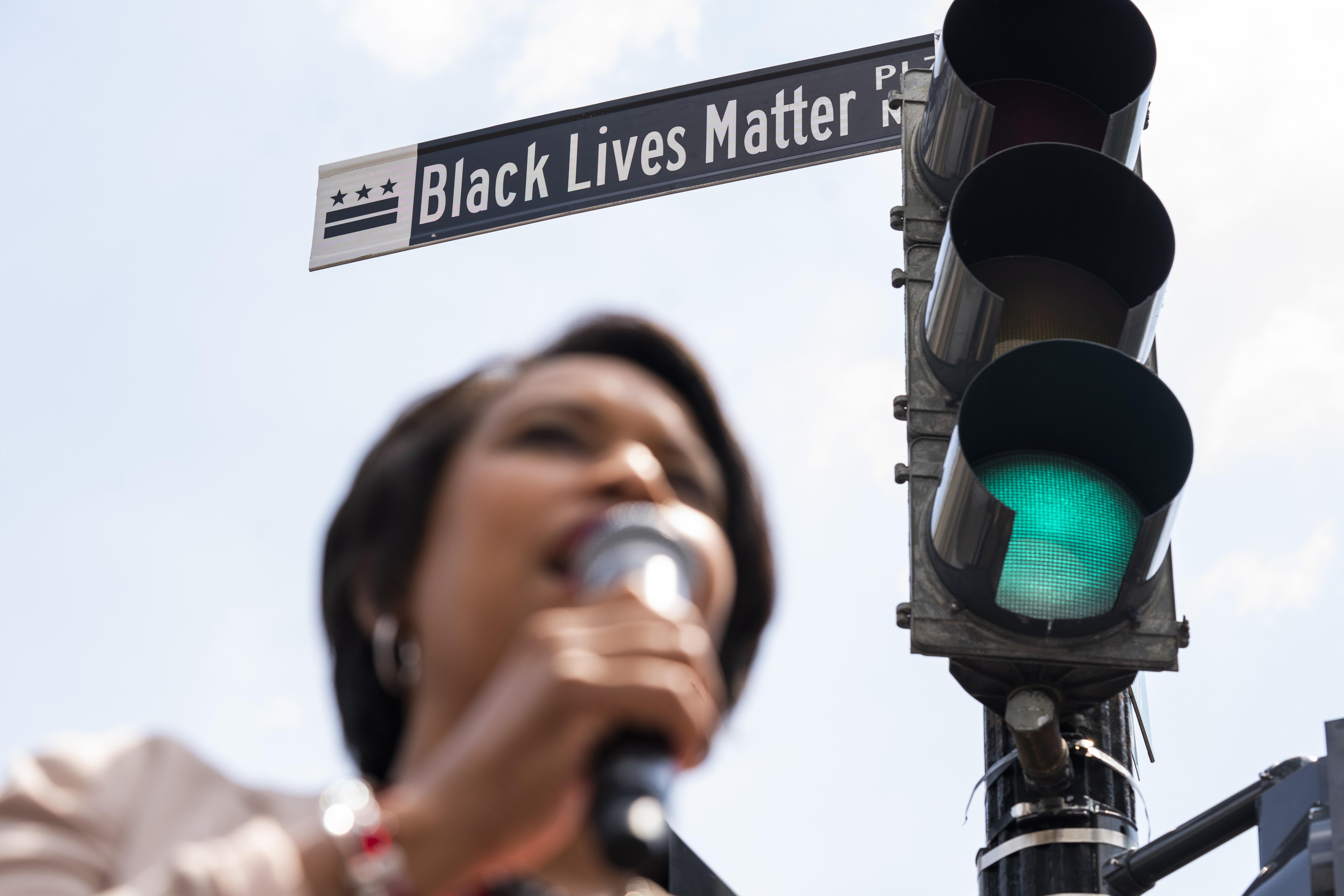 Un letrero de la calle Black Lives Matter Plaza en Washington, Estados Unidos, el 05 de junio de 2020. (Foto Prensa Libre: EFE).