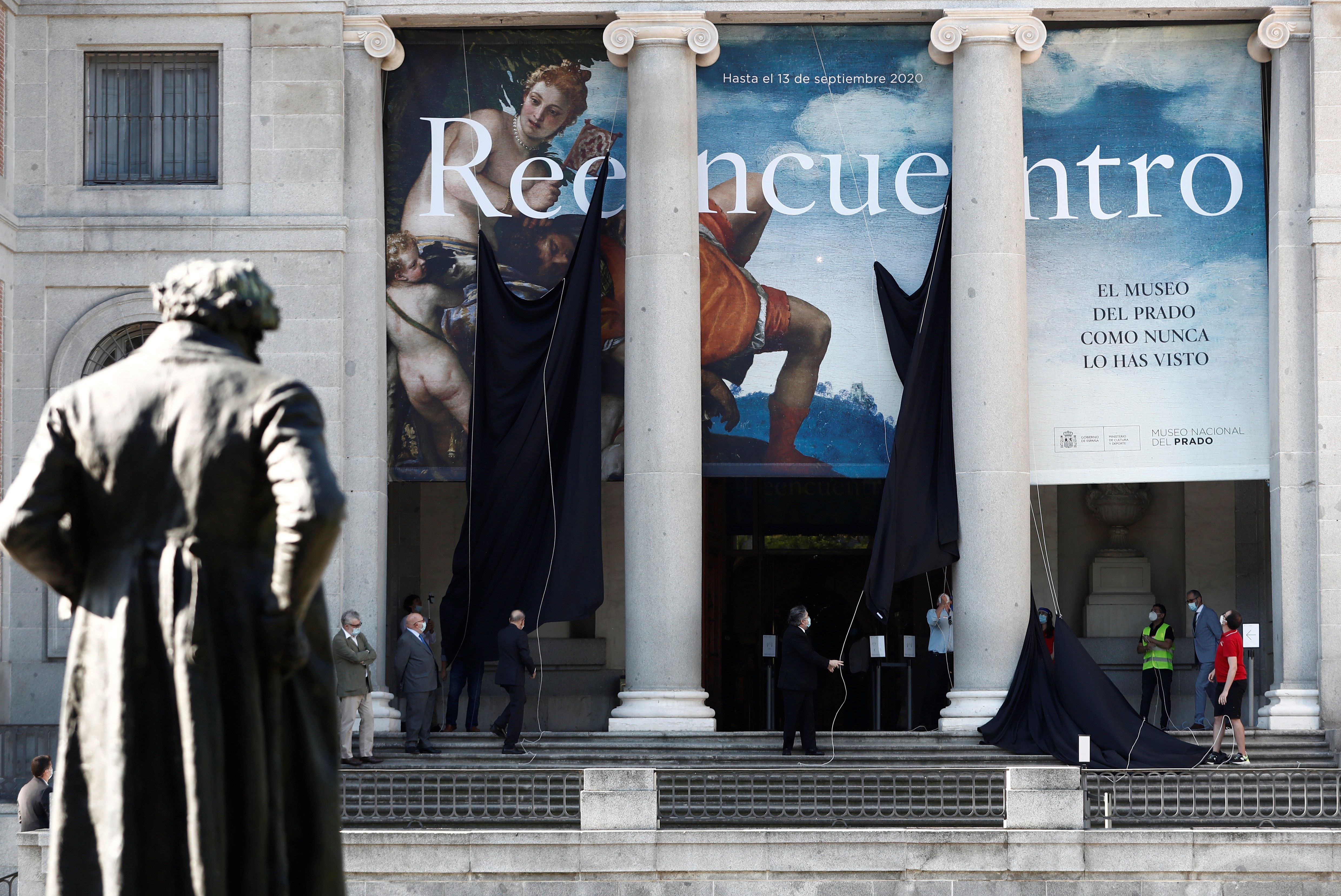 Una gran lona negra se descorre en la reapertura este sábado del Museo del Prado. Foto Prensa Libre: EFE