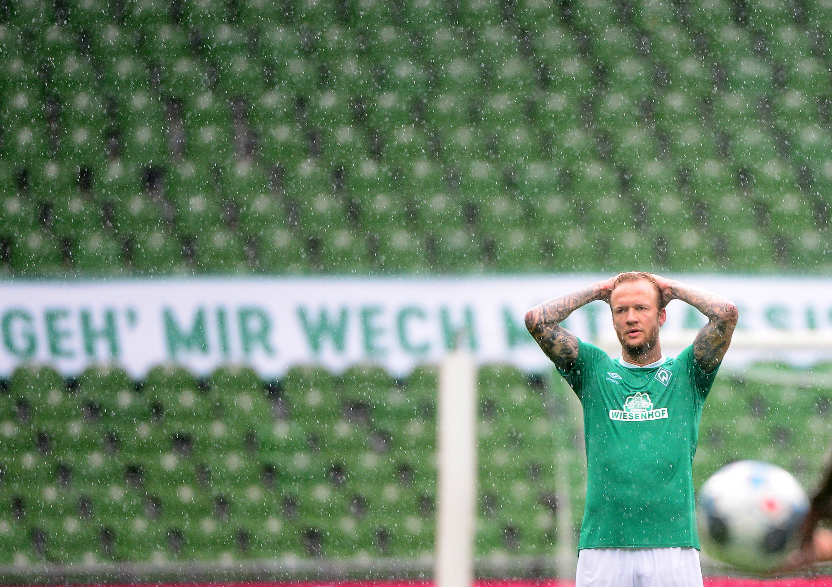 El volante Philipp Bargfrede reacciona durante el partido entre el Werder Bremen y Wolfsburgo. (Foto Prensa Libre: EFE)
