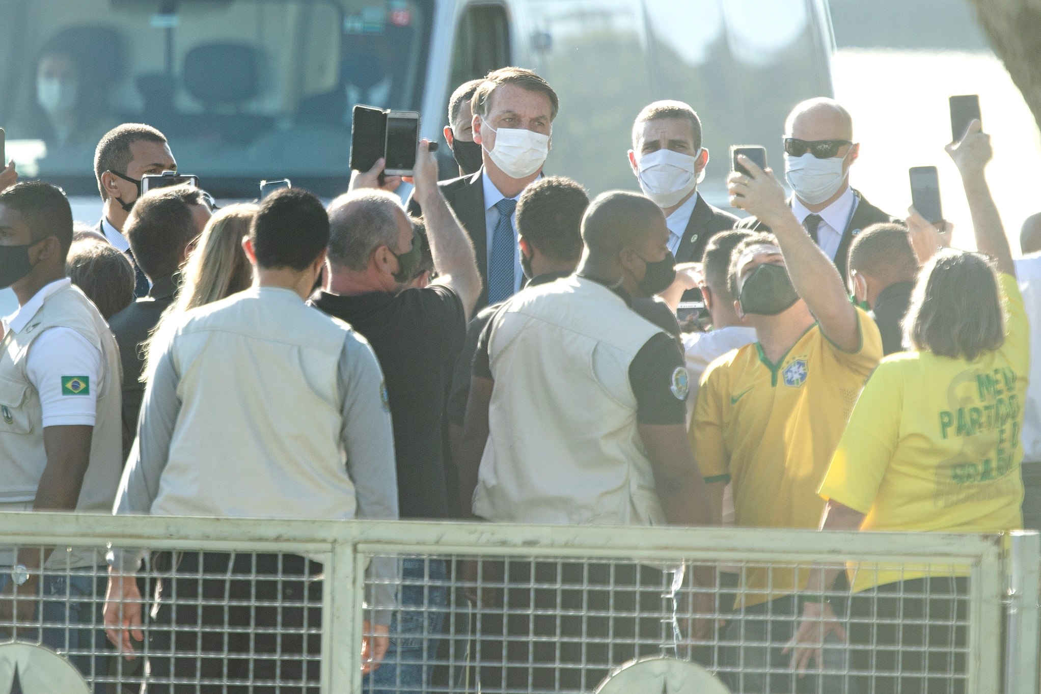 El presidente de Brasil, Jair Bolsonaro, habla a sus partidarios este lunes, en el Palacio do Alvorada, en Brasilia (Brasil). Brasil rectificó los últimos datos oficiales sobre la Covid-19, sobre el balance diario divulgado el domingo, y amaneció el lunes 8 de junio con 857 muertes menos y 6.331 casos confirmados más de los reportados inicialmente, aumentando así la polémica que se levantó sobre el cambio de metodología de recuento. (Foto Prensa Libre: EFE)