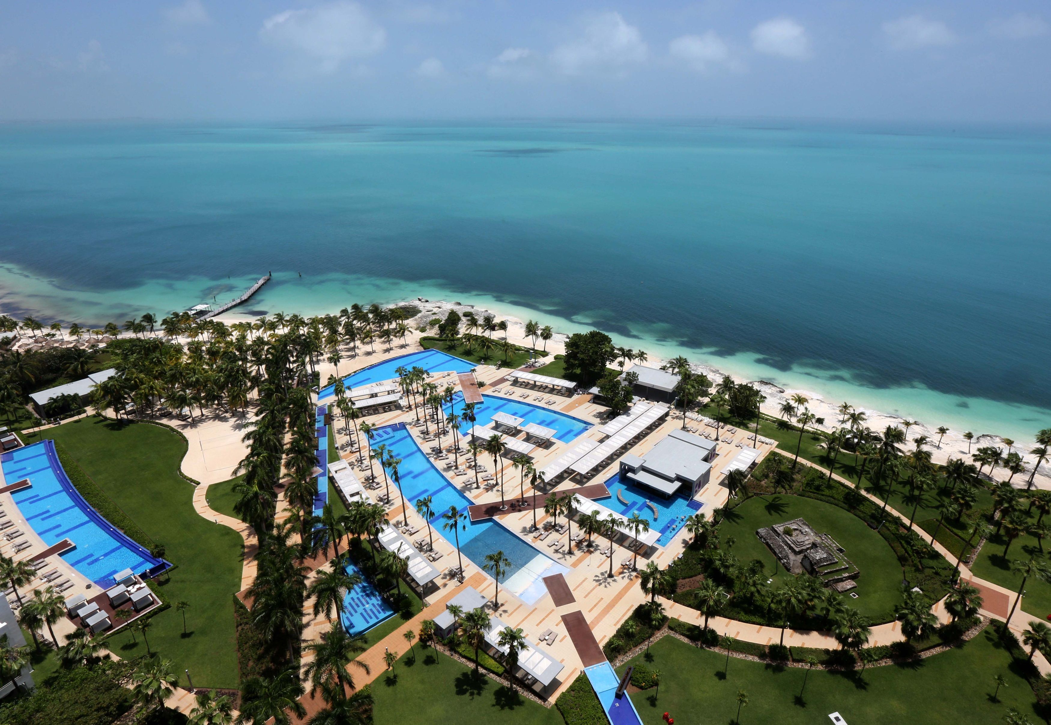Alrededor de un 20 por ciento de los 200 hoteles de la zona turística del Caribe mexicano reanudaron este lunes su actividad con una reducida ocupación y con estrictos protocolos sanitarios. (Foto Prensa Libre: EFE)
