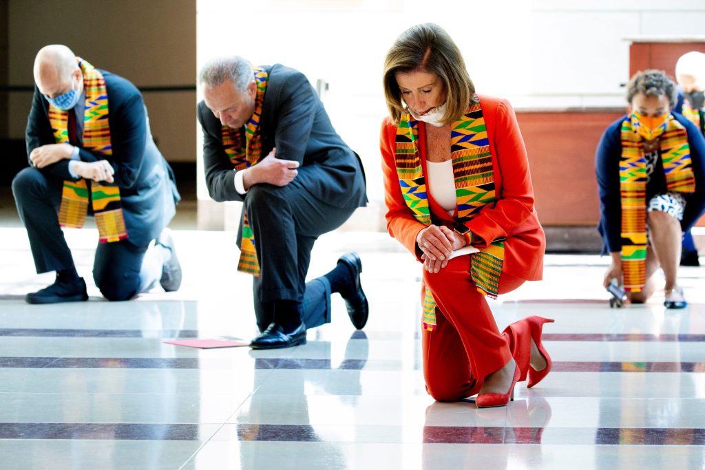 Arrodillados por ocho minutos en el Congreso en homenaje a George Floyd, demócratas presentan plan de reformas