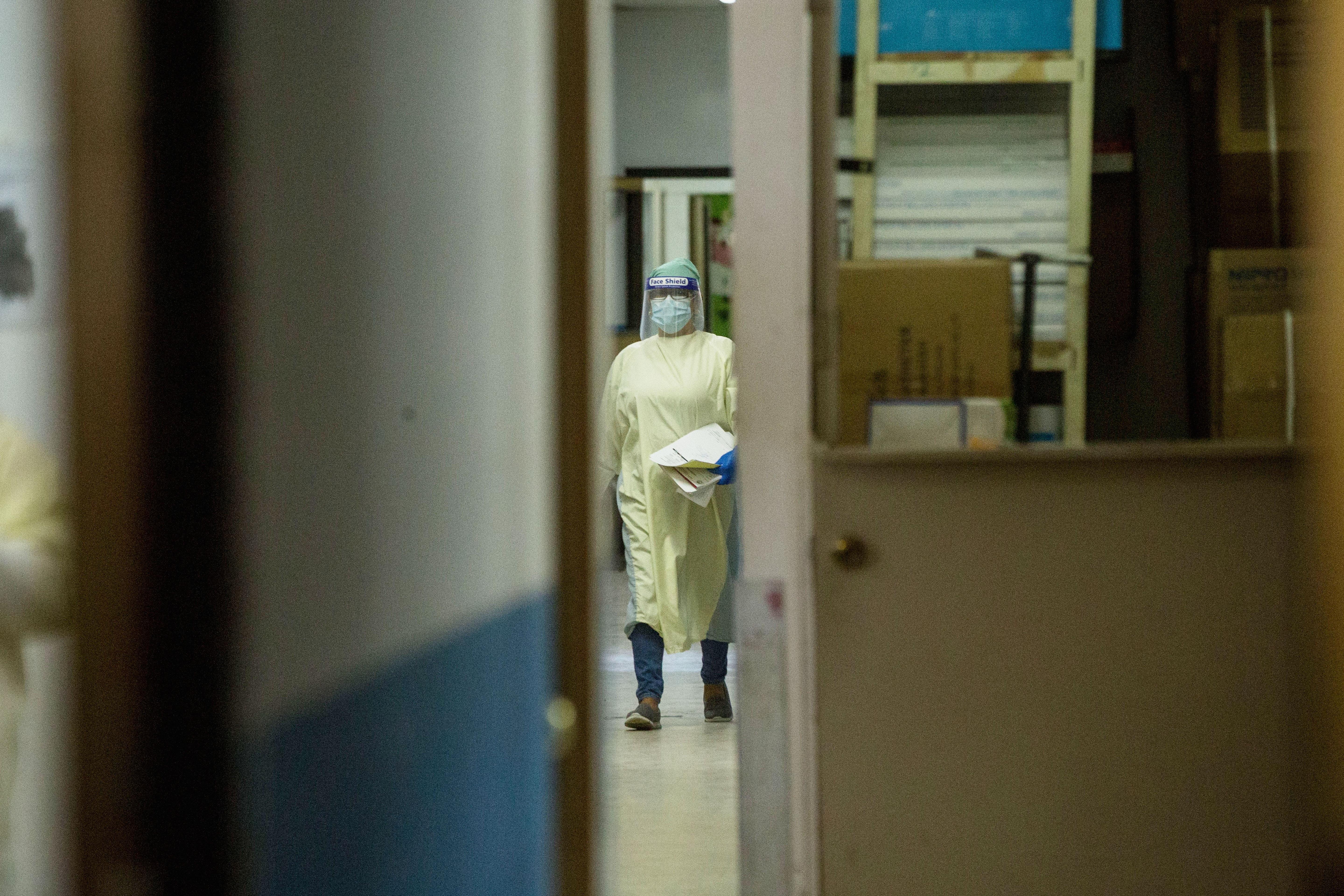 Los planes de la Coprecovid buscan que hospitales nacionales se encarguen de los casos severos de Covid. (Foto Prensa Libre: EFE)