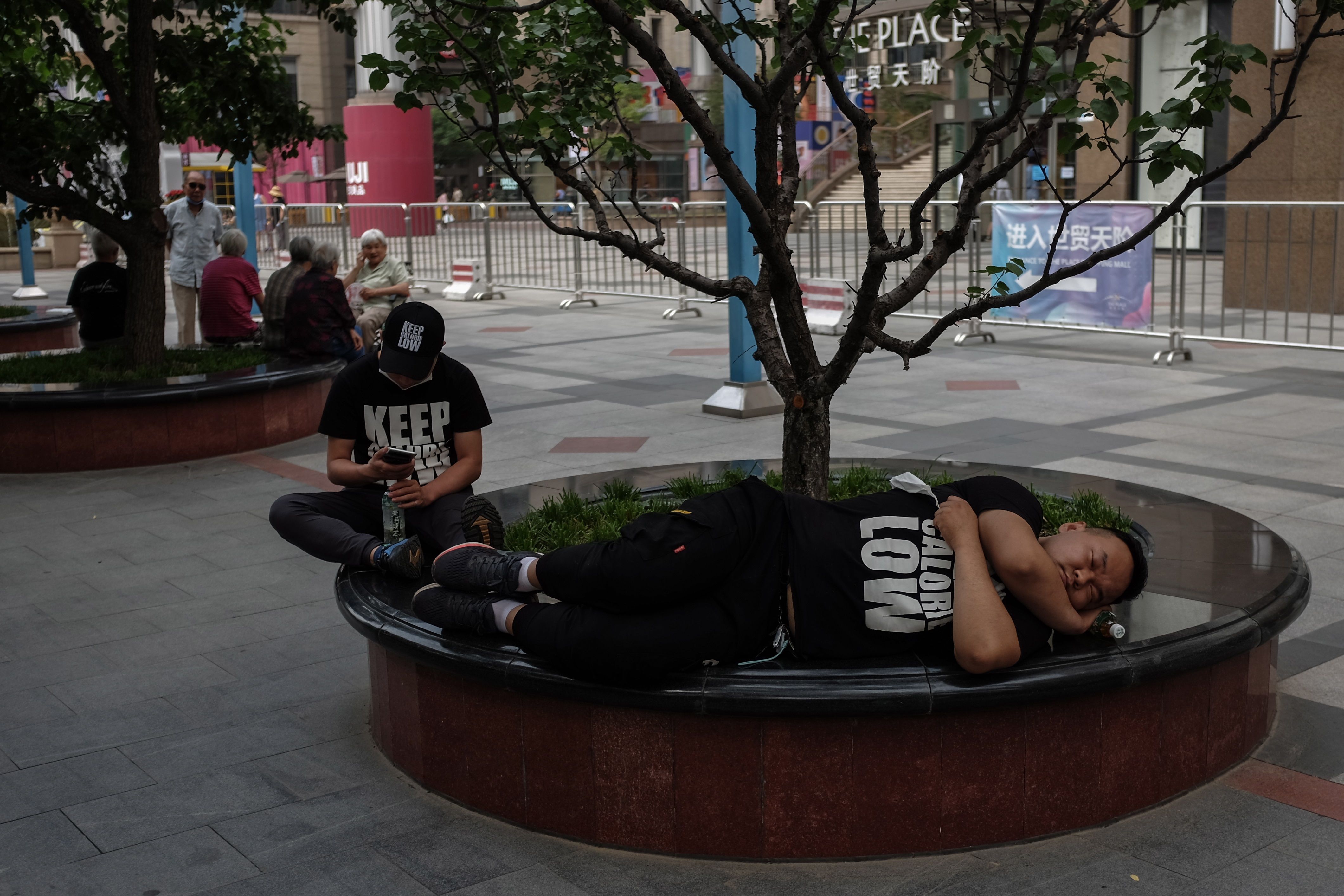 Un hombre se echa una siesta en Pekín, China, el 09 junio de 2020. (Foto Prensa Libre: EFE)