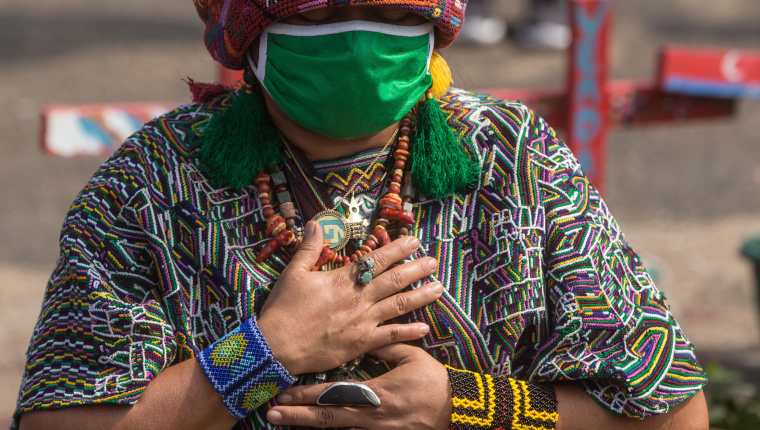 Pueblos indígenas quedan fuera de los planes de prevención y atención durante la pandemia por la barrera idiomática, según expertos.  (Foto Prensa Libre: EFE)