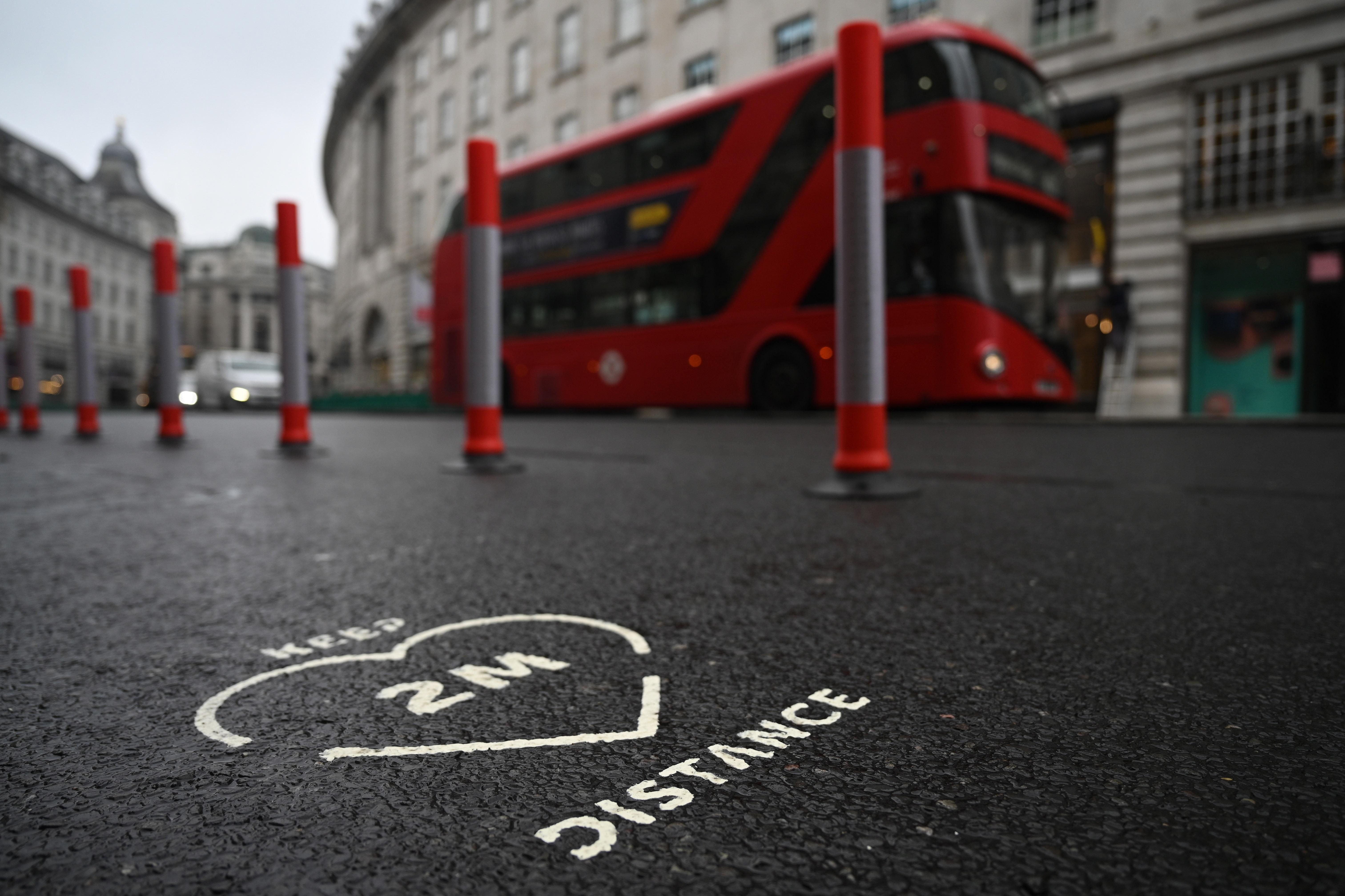 Un cartel de distancia social de dos metros en Regents Street en Londres, Gran Bretaña. (Foto Prensa Libre: HemerotecaPL)