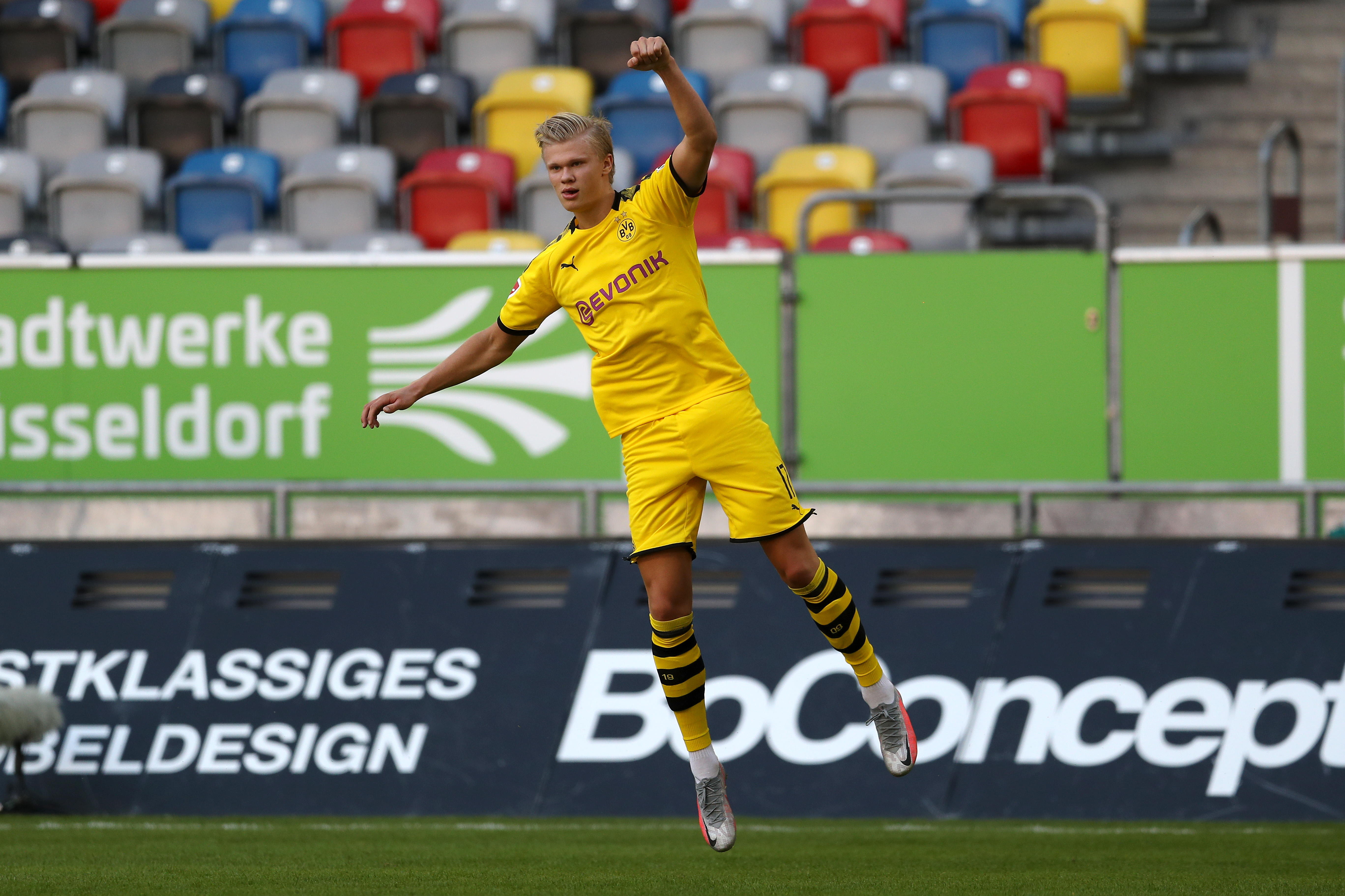 Erling Haaland del Borussia Dortmund celebra el gol del triunfo de su equipo. (Foto Prensa Libre: EFE)
