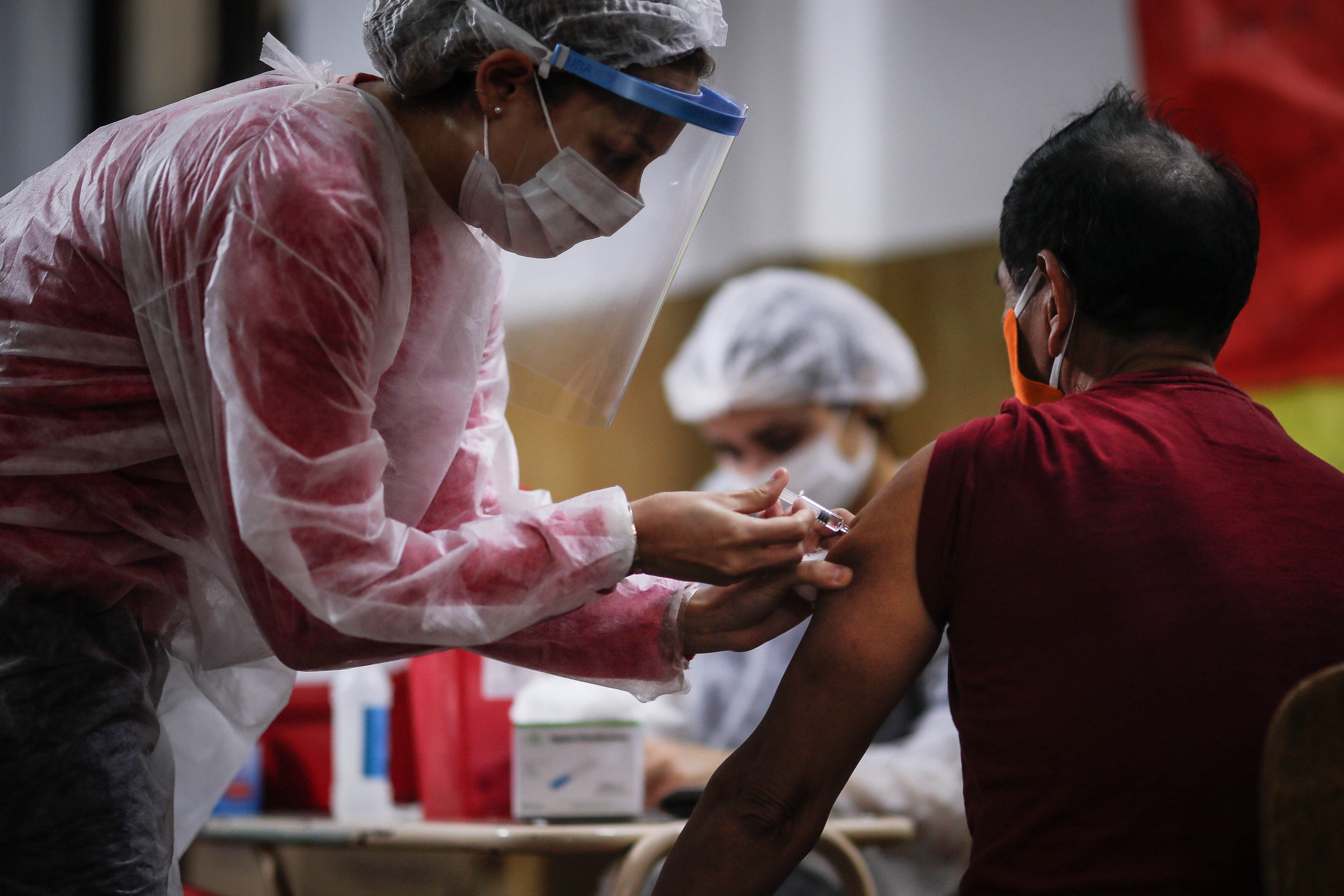 Las jornadas de inmunización deben continuar en medio de la pandemia, porque no hacerlo podría significar problemas mayores. (Foto Prensa Libre: EFE)