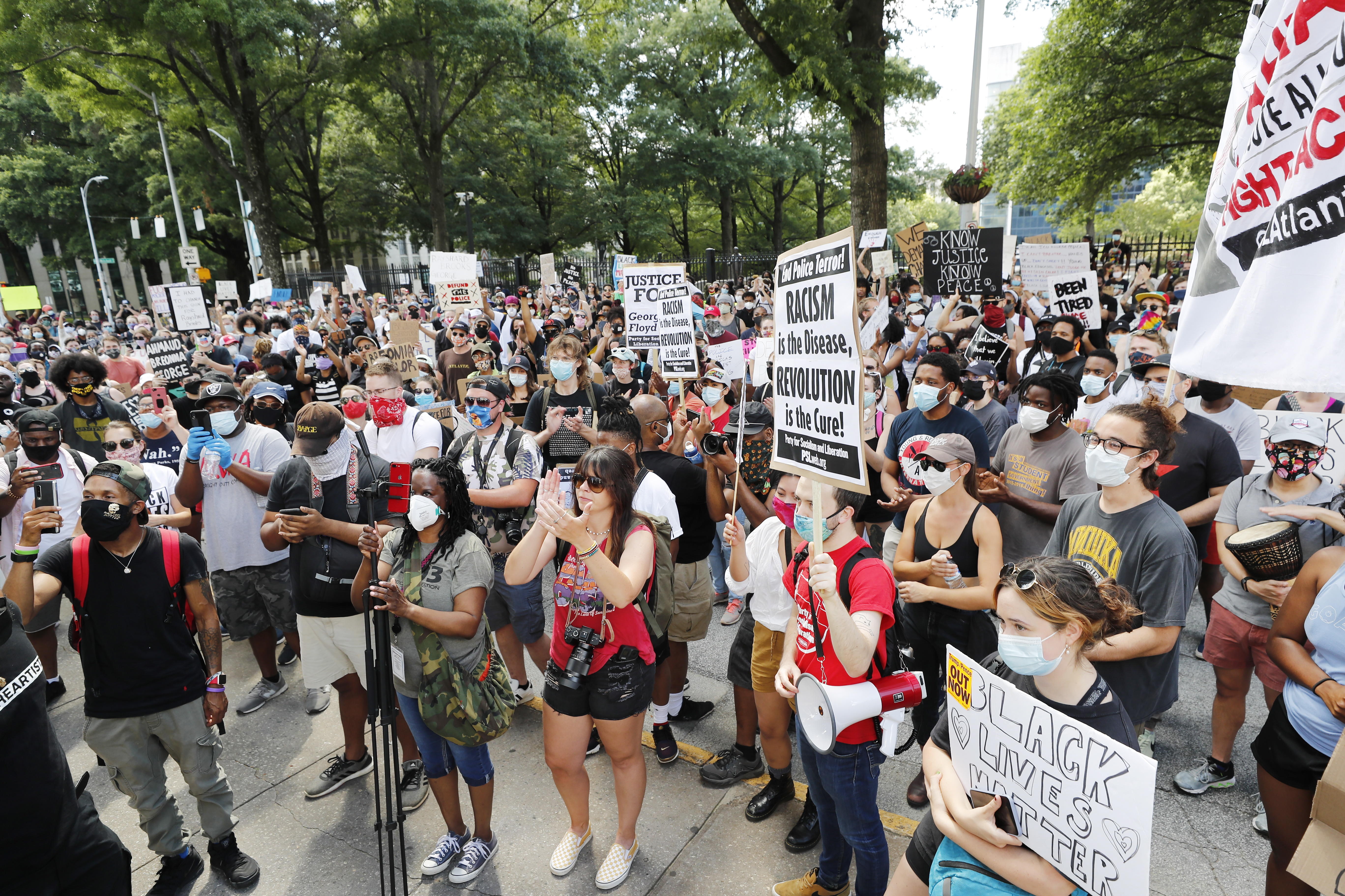 Manifestantes marchan cerca del Capitolio de Georgia después de un tiroteo durante la noche que involucró a un oficial del Departamento de Policía de Atlanta que dejó a un hombre negro muerto en un restaurante Wendy's, en Atlanta. (Foto Prensa Libre: EFE)