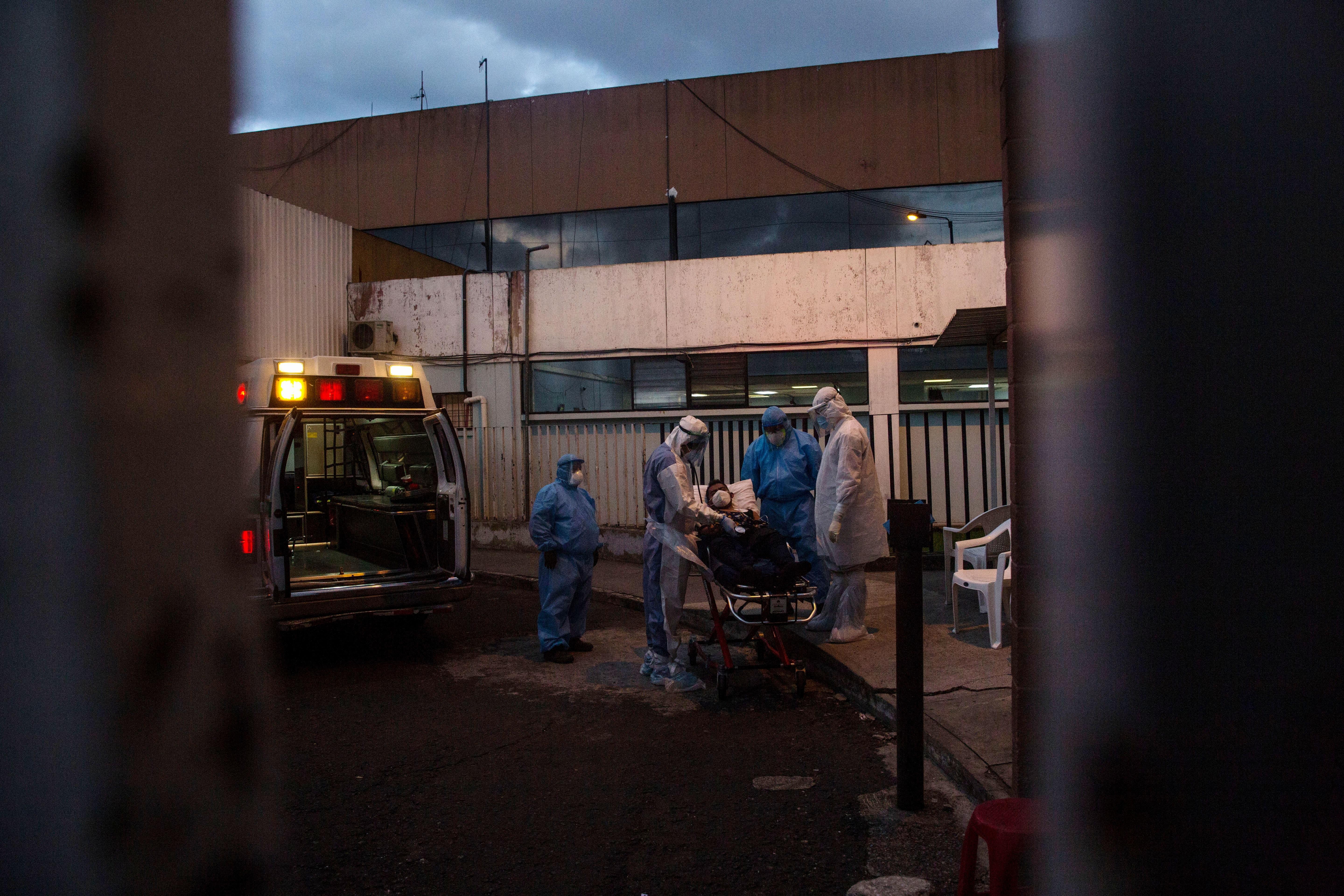 Bomberos trasladan a un paciente con síntomas de covid-19 al hospital general del San Juan de Dios el 12 de junio de 2020, en Ciudad de Guatemala. (Foto Prensa Libre: EFE)