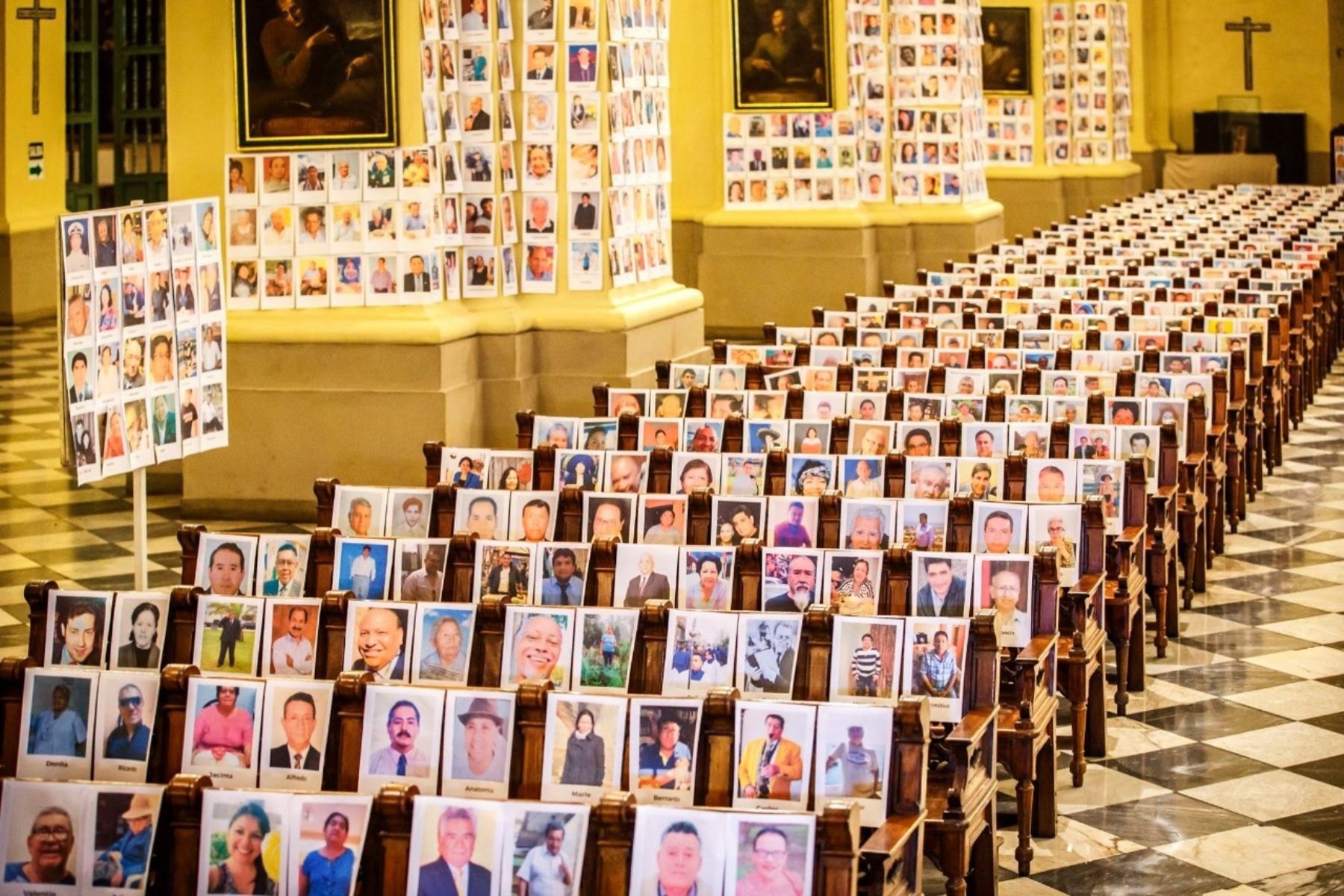 Retratos de fallecidos por covid-19 en una misa oficiada por el arzobispo de Lima, monseñor Carlos Castillo, dedicada a los fallecidos por la pandemia de coronavirus el 13 de junio de 2020 en la Catedral de Lima, Perú. (Foto Prensa Libre: EFE)