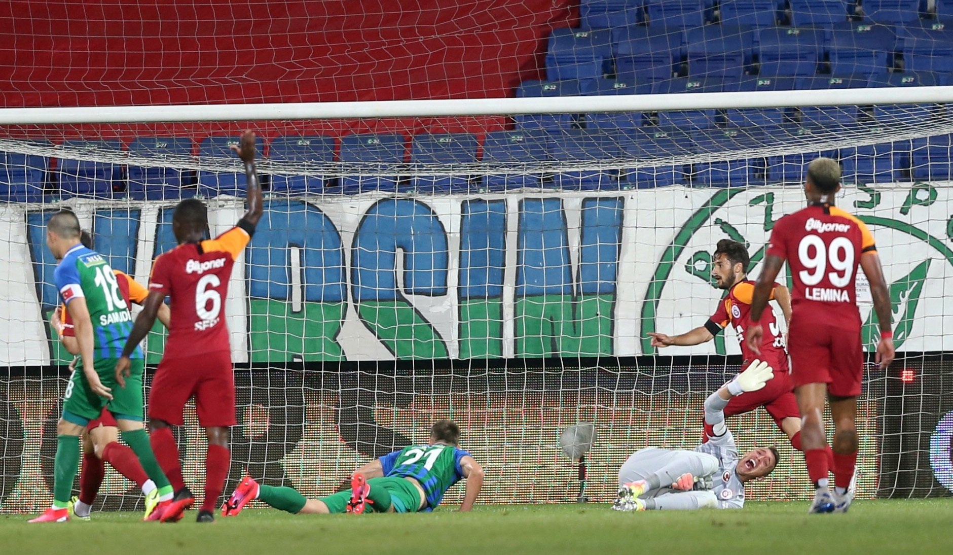 El portero del Galatasaray Fernando Muslera (d-abajo) se lesiona durante el partido de la SuperLiga turca que enfrenta a Caykur Rizespor y Galatasaray en Rize. (Foto Prensa Libre: EFE)