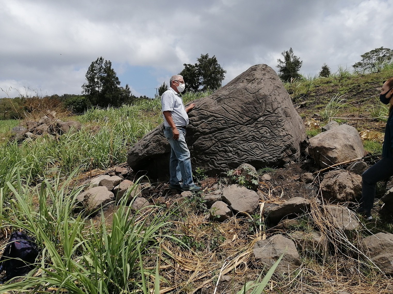 Un petroglifo usado como 'piedra-mapa' hace alrededor de 2.000 años fue registrado por el INAH de México, en el estado de Colima. La piedra tiene oquedades que representarían aldeas, así como líneas asociadas con veras hidrológicas y accidentes orográficos. (Foto Prensa Libre: EFE)
