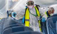 Miembros de los servicios de limpieza desinfectan uno de los aviones de la compañía Aireuropa, a su llegada esta tarde al Aeropuerto de Son San Joan de Mallorca. (Foto Prensa Libre: EFE)