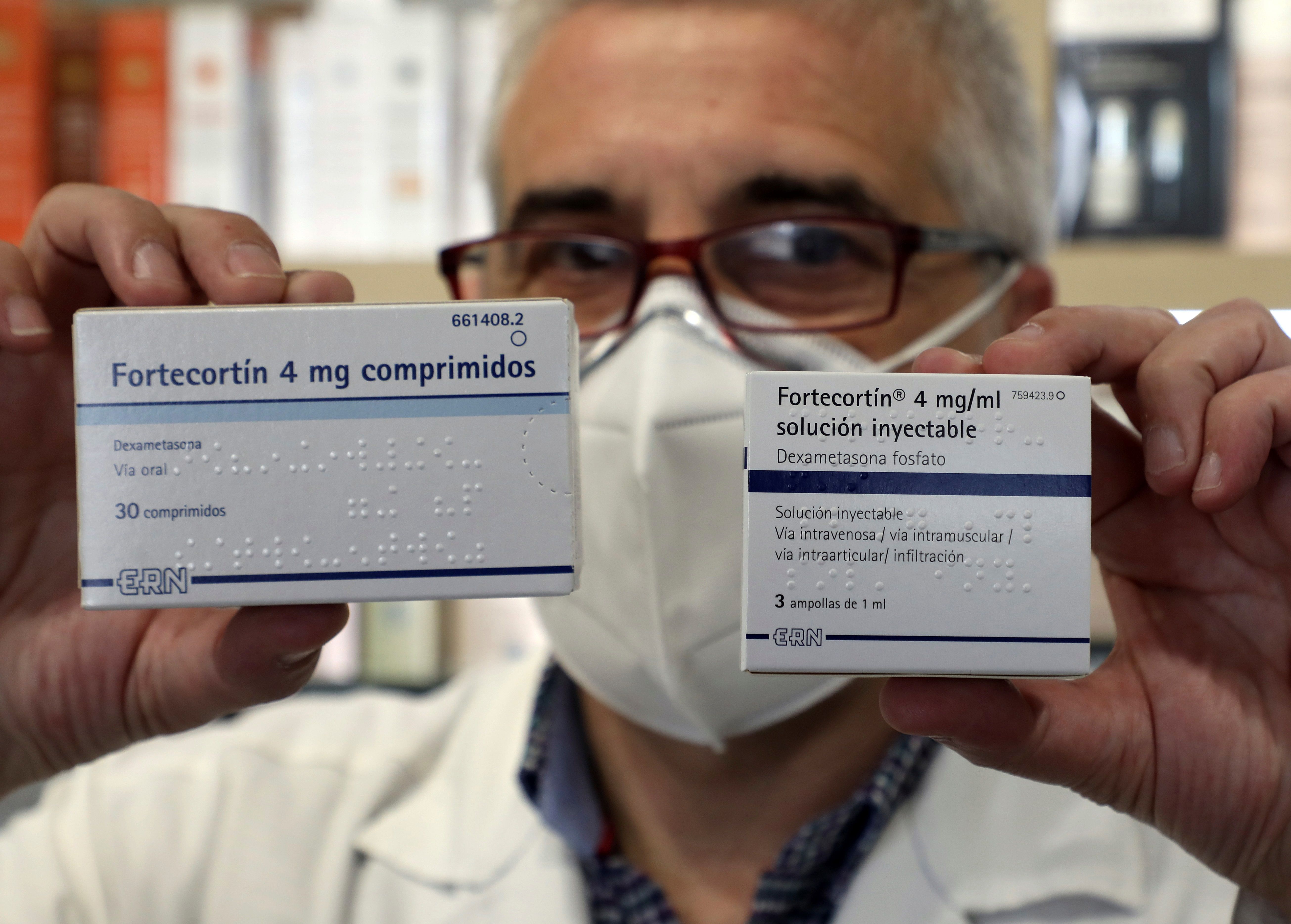 Un farmacéutico muestra dos envases de dexametasona en su farmacia de Santiago de Compostela, España. (Foto Prensa Libre: EFE)