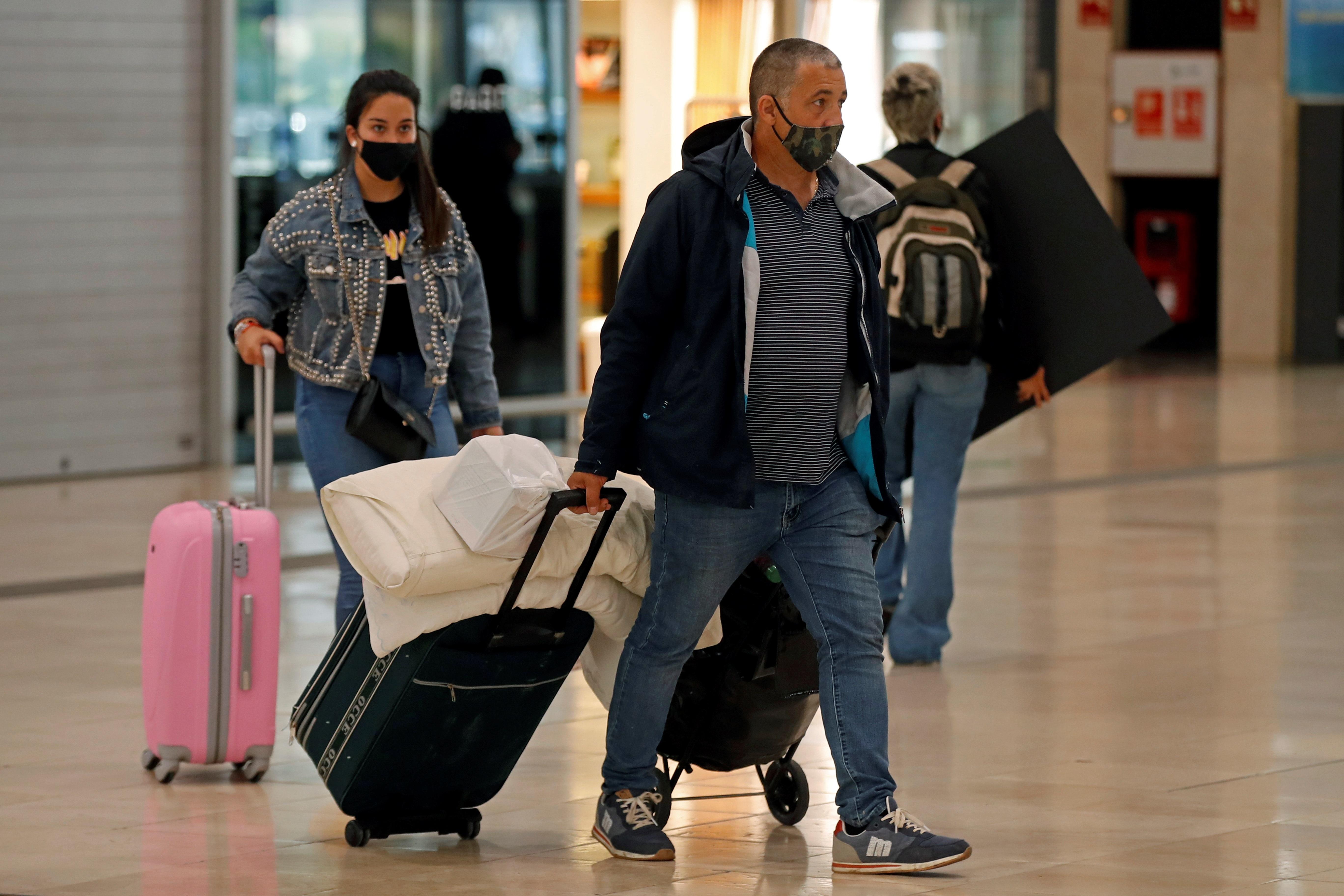 GRAFCAT8436. BARCELONA (ESPAÑA), 18/06/2020.- Unos viajeros se dirigen a tomar su tren en la estación de Sants de Barcelona, este jueves en que Barcelona, su área metropolitana y Lleida han pasado a la fase 3 de la desescalada tras recibir la autorización del Ministerio de Sanidad, con lo que la movilidad será posible en toda Cataluña porque todas sus regiones sanitarias estarán en la última fase antes de la 'nueva normalidad'.EFE/ Toni Albir