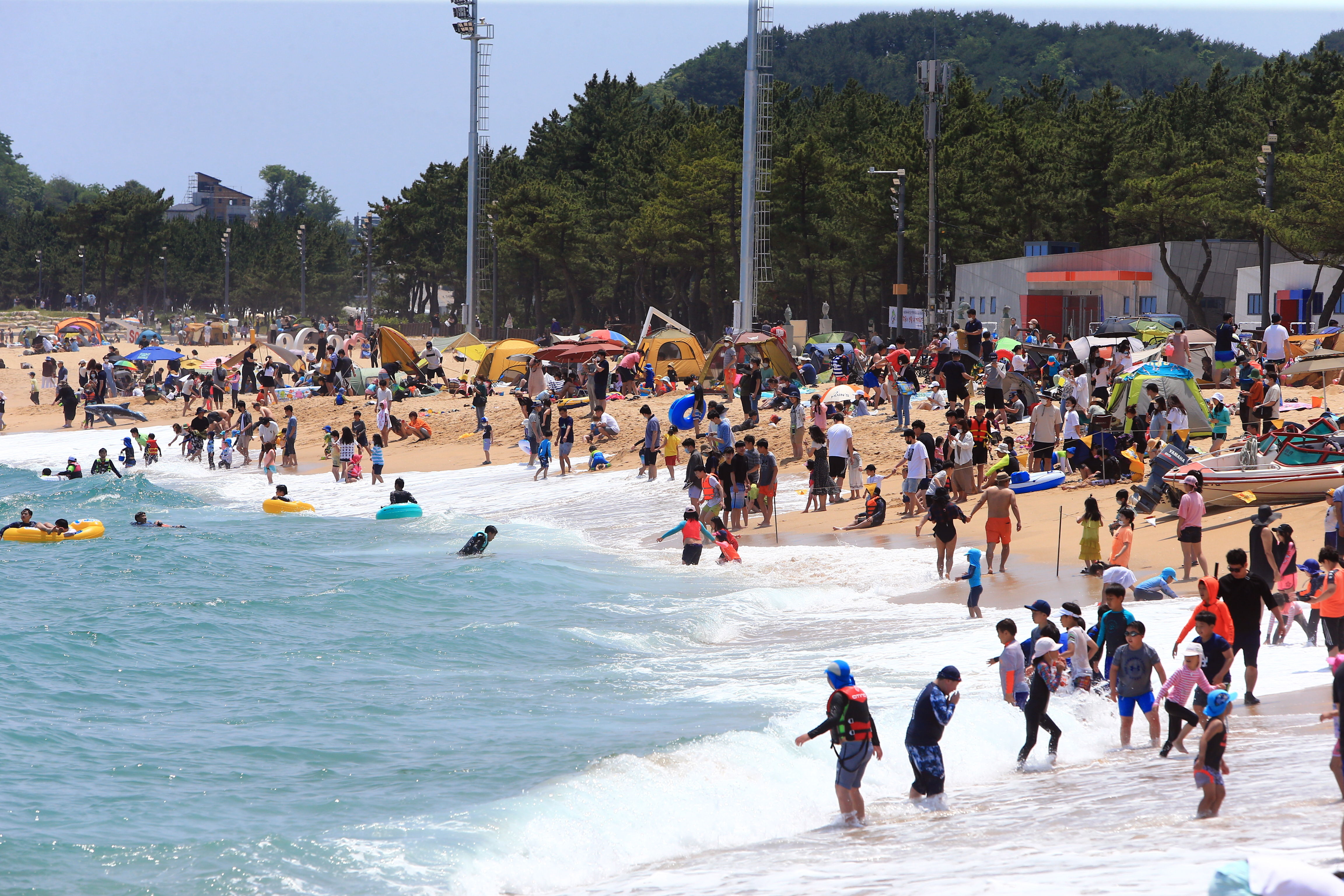 Visitantes abarrotan las playas de Sokcho, a unos 200 kilómetros al Este de Seúl, Corea del Sur. (Foto Prensa Libre: EFE)