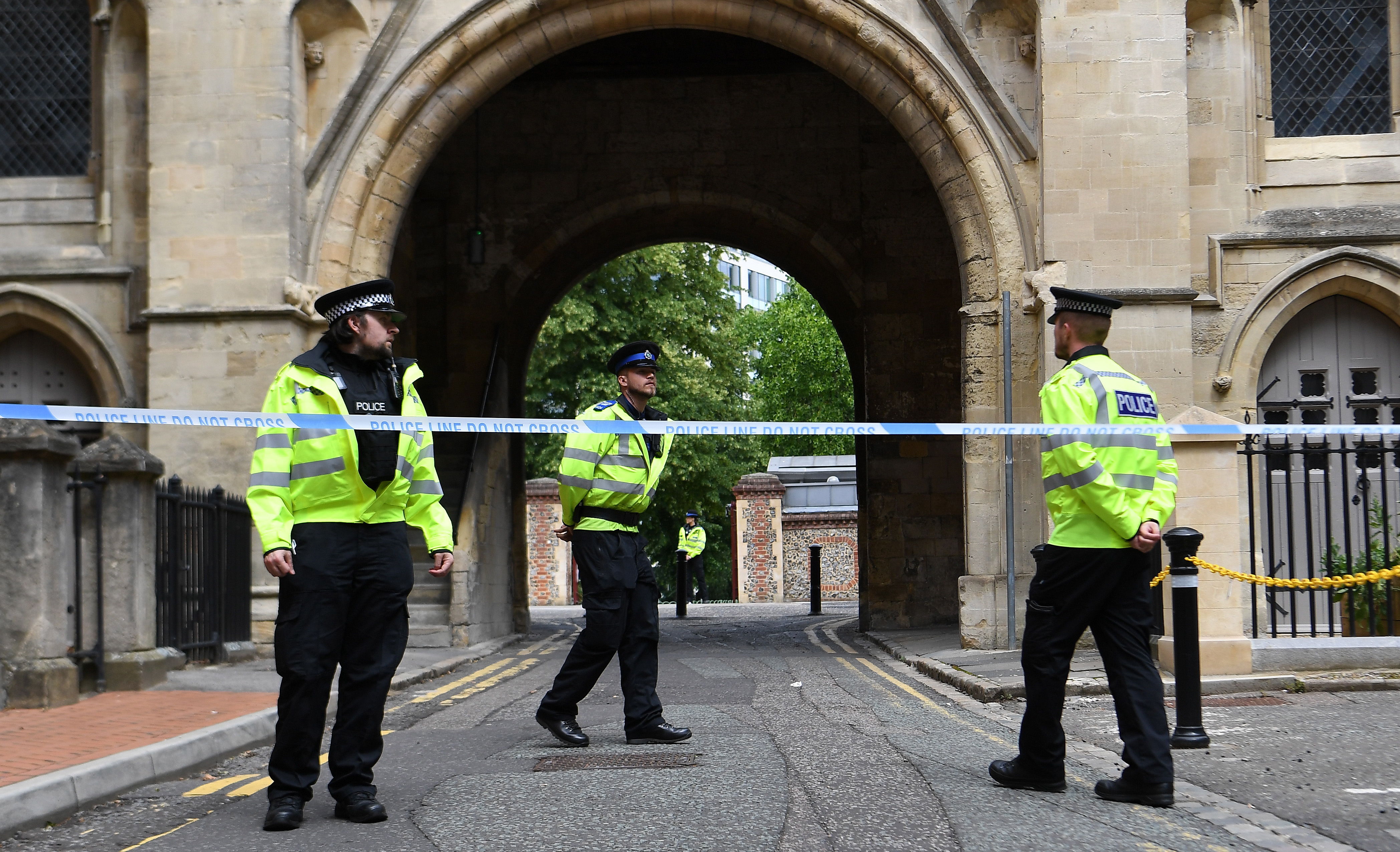 Un cordón policial cerca de la escena donde tres personas fueron apuñaladas en Forbury Gardens en Reading, Gran Bretaña. (Foto Prensa Libre: EFE)