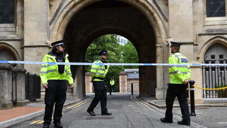 Un cordón policial cerca de la escena donde tres personas fueron apuñaladas en Forbury Gardens en Reading, Gran Bretaña. (Foto Prensa Libre: EFE)