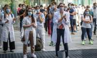 Estudiantes graduados de Medicina protestan en Italia en demanda de reconocimiento por su esfuerzo para enfrentar el coronavirus. (Foto Prensa Libre: AFP)
