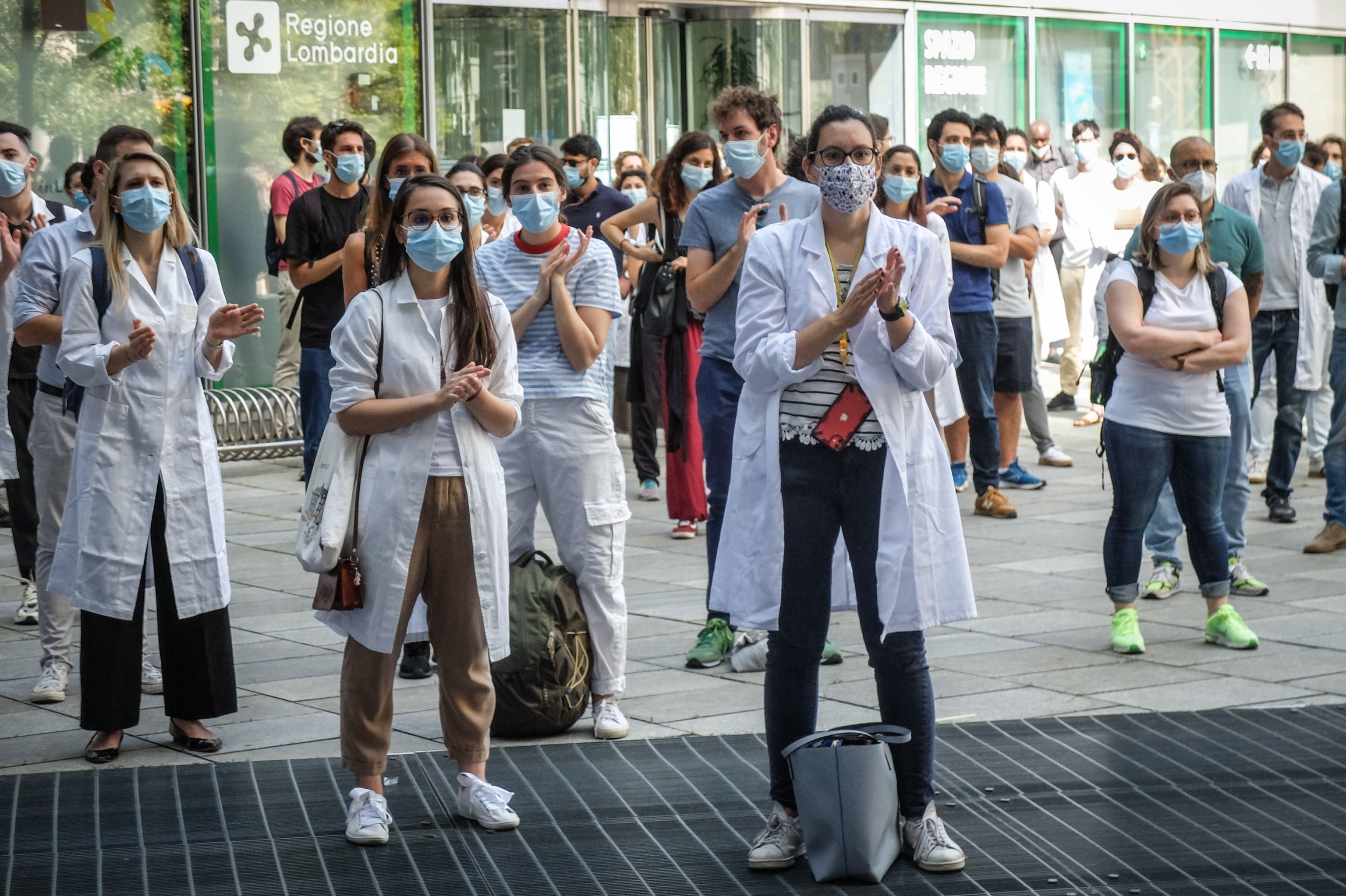 Estudiantes graduados de Medicina protestan en Italia en demanda de reconocimiento por su esfuerzo para enfrentar el coronavirus. (Foto Prensa Libre: AFP)